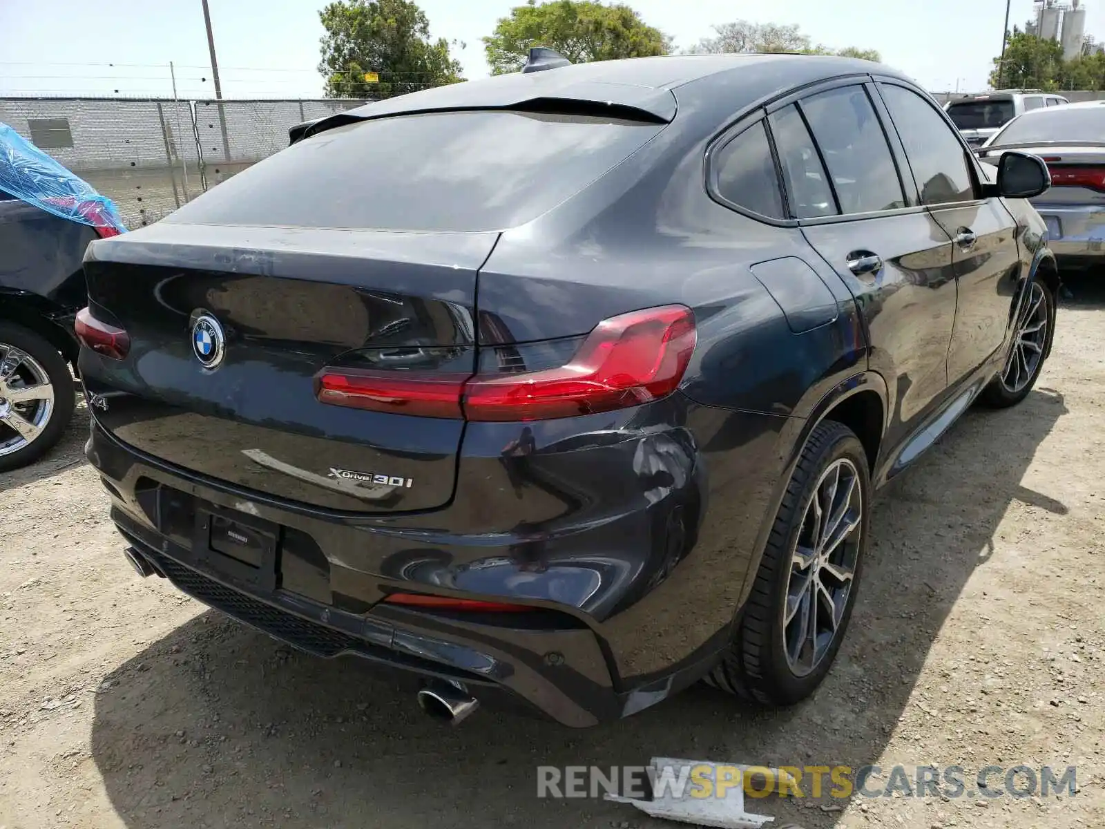 4 Photograph of a damaged car 5UX2V1C05M9E90398 BMW X4 2021