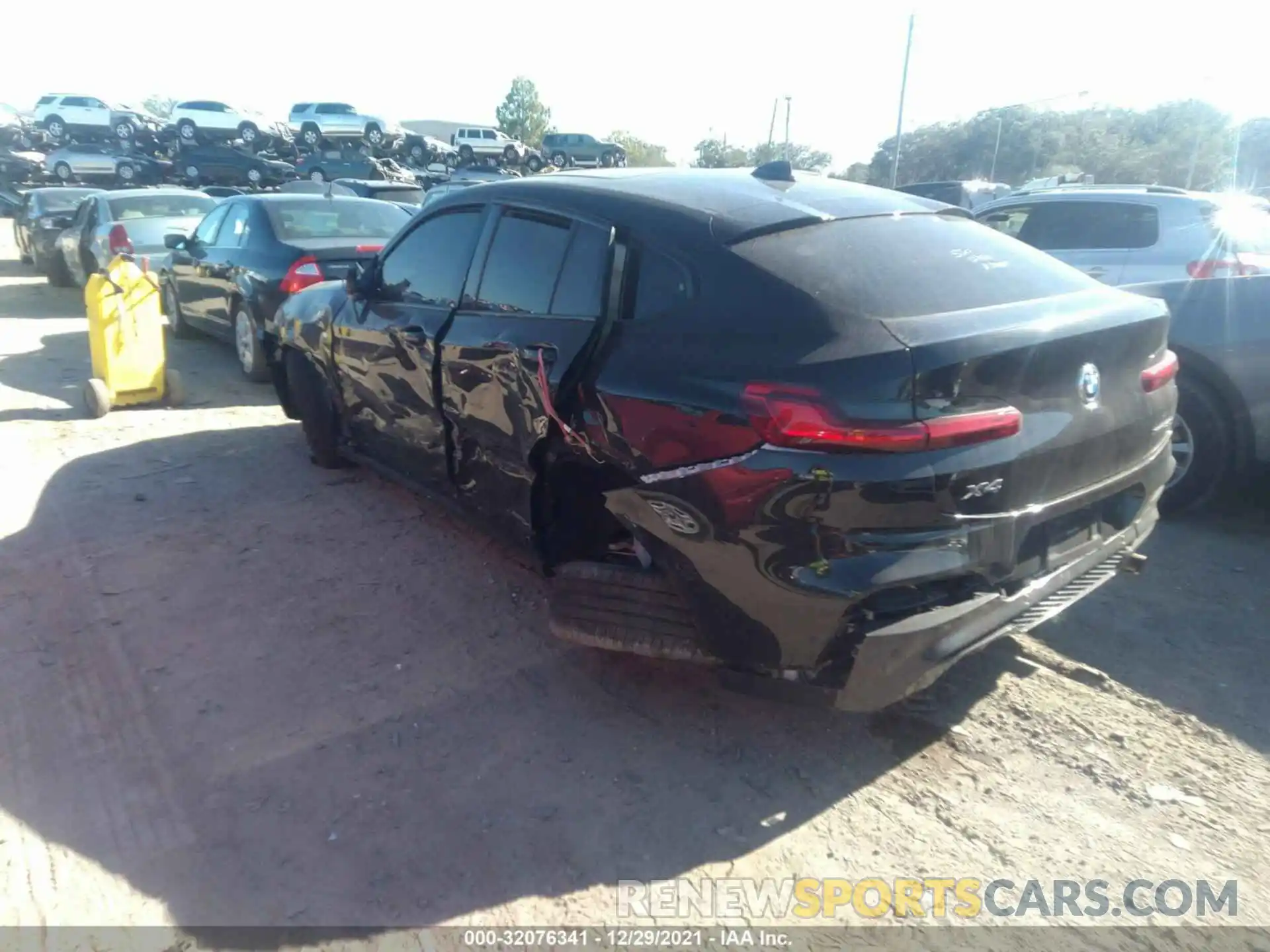 3 Photograph of a damaged car 5UX2V1C05M9G09504 BMW X4 2021