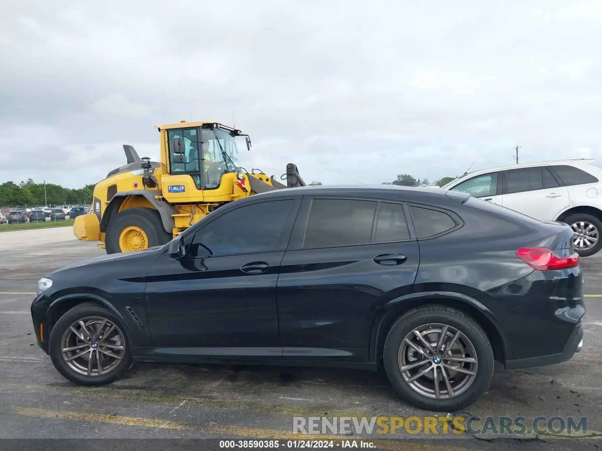 14 Photograph of a damaged car 5UX2V1C05M9G68682 BMW X4 2021