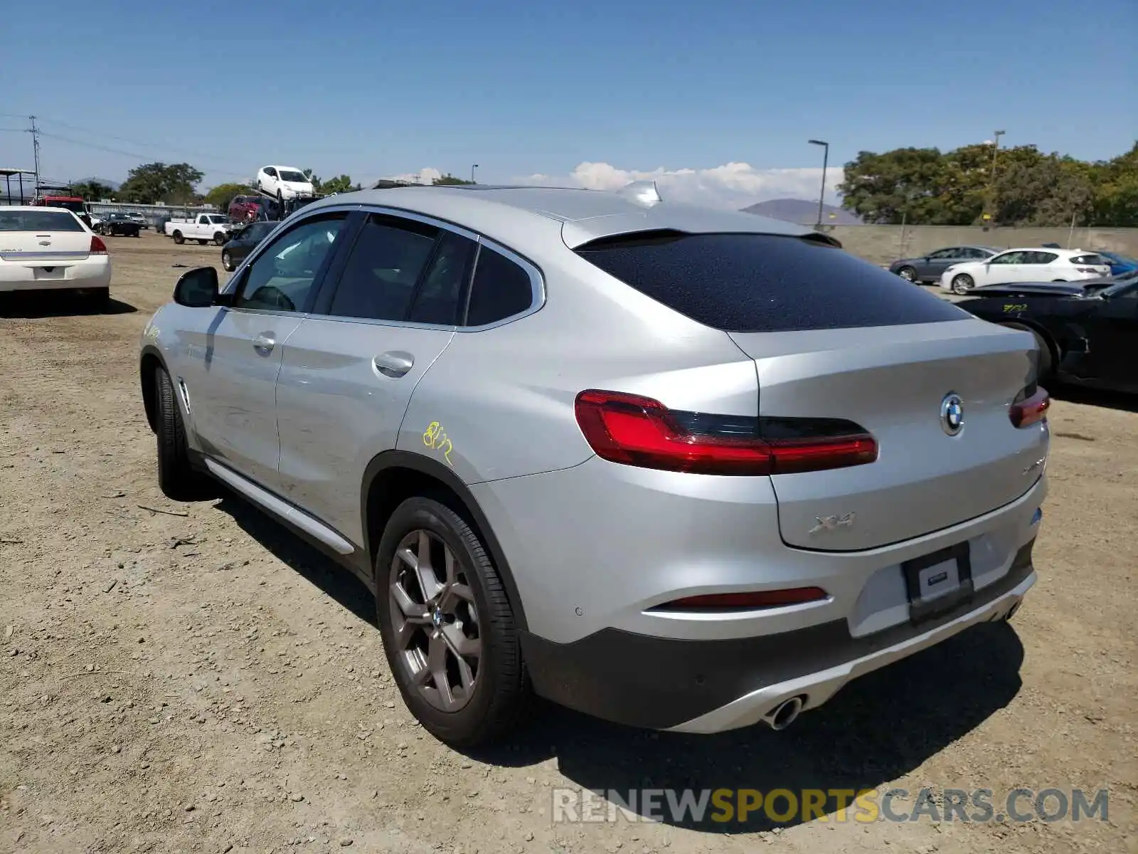 3 Photograph of a damaged car 5UX2V1C05M9G72358 BMW X4 2021