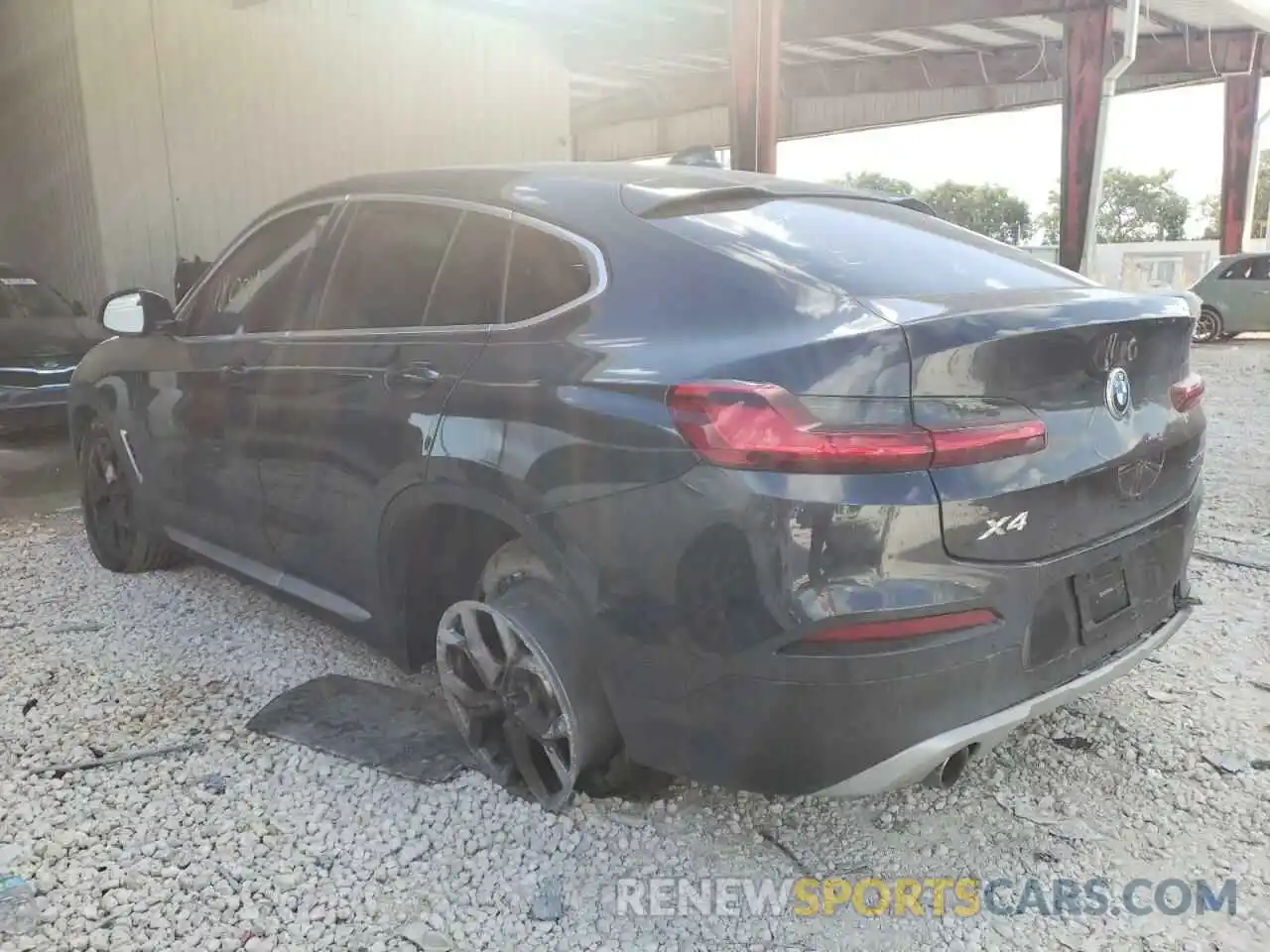 3 Photograph of a damaged car 5UX2V1C05M9G72652 BMW X4 2021