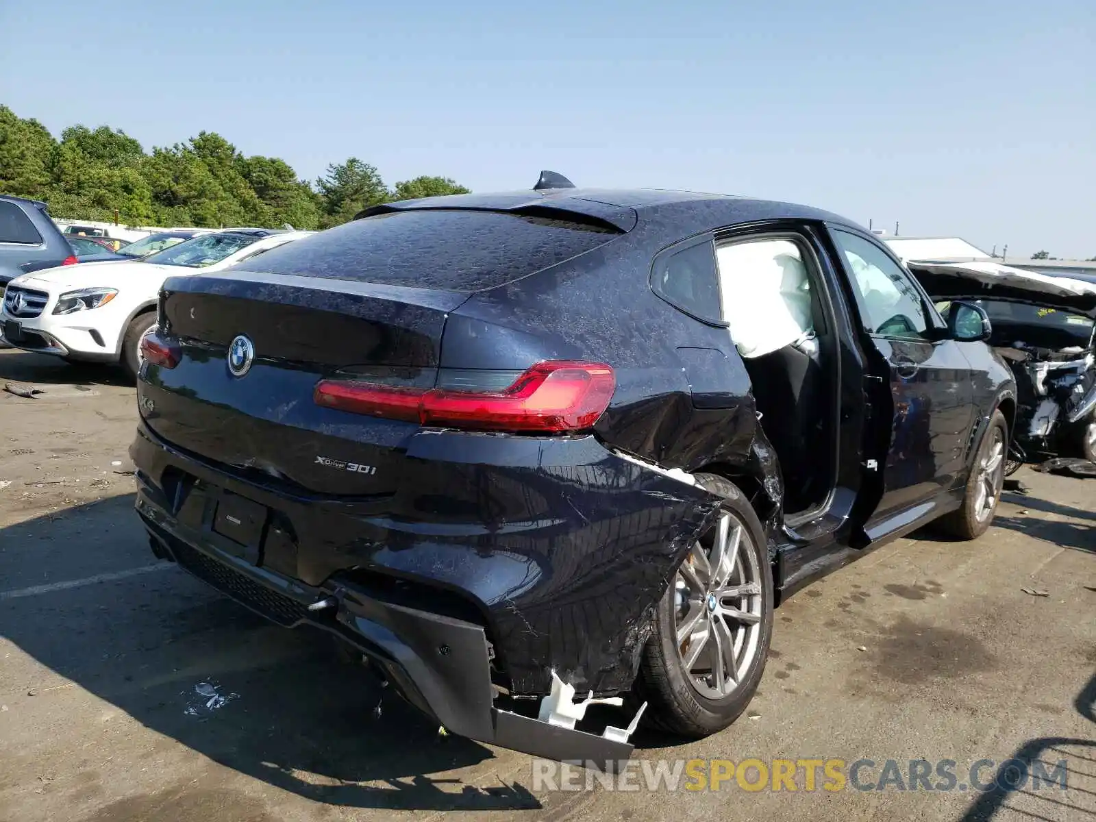 4 Photograph of a damaged car 5UX2V1C05M9H33756 BMW X4 2021