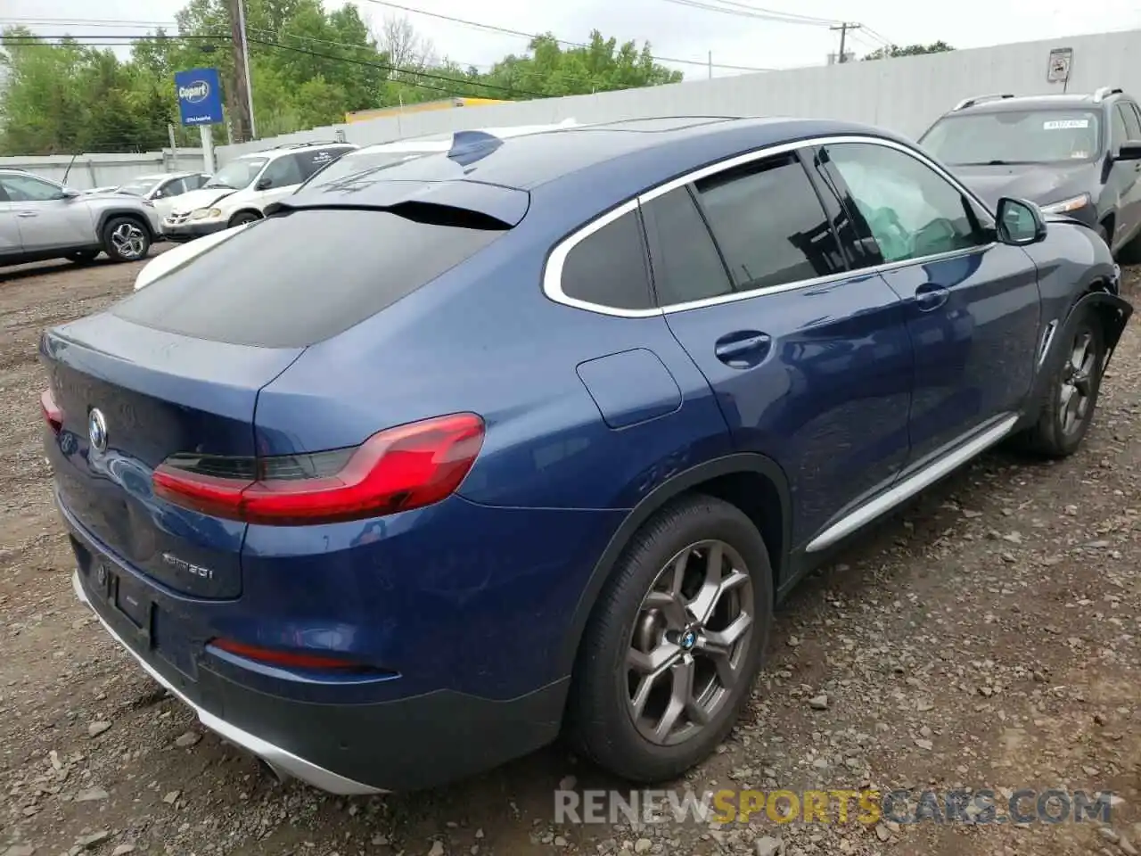 4 Photograph of a damaged car 5UX2V1C06M9G22388 BMW X4 2021