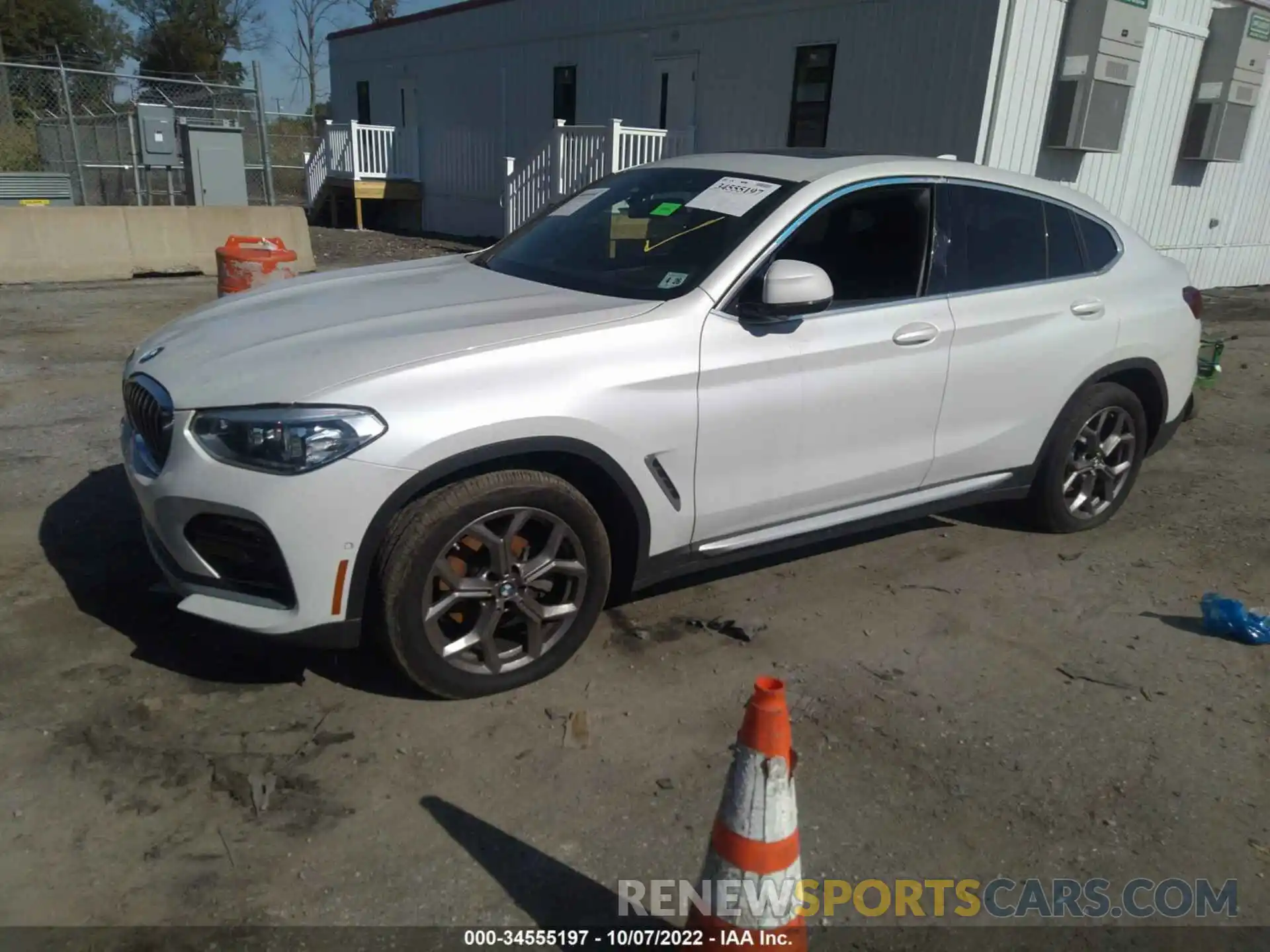 2 Photograph of a damaged car 5UX2V1C06M9G57352 BMW X4 2021