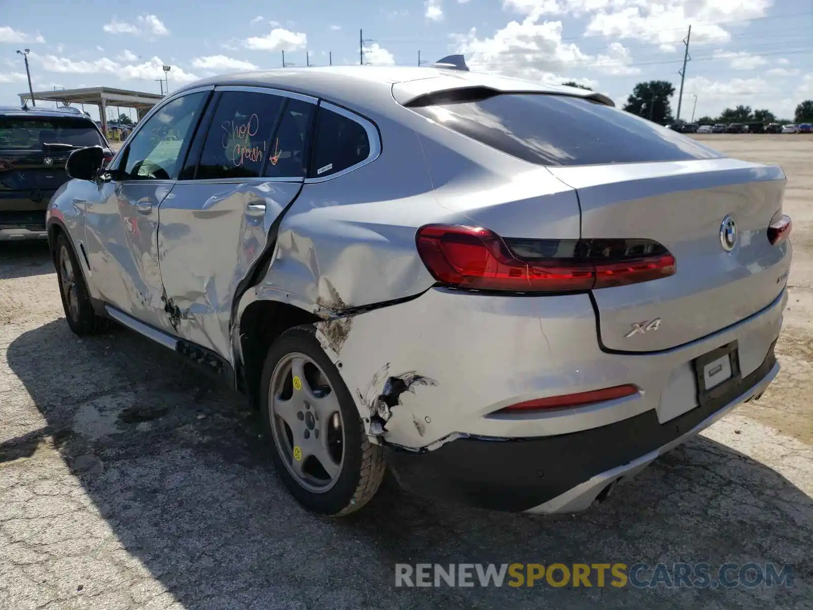 3 Photograph of a damaged car 5UX2V1C06M9G72367 BMW X4 2021