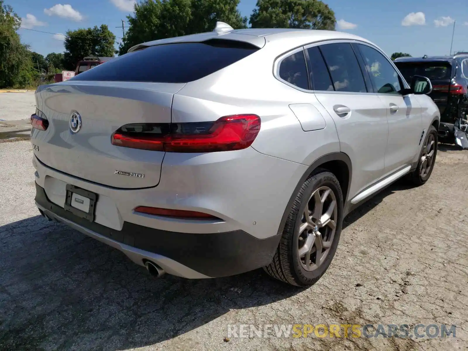 4 Photograph of a damaged car 5UX2V1C06M9G72367 BMW X4 2021