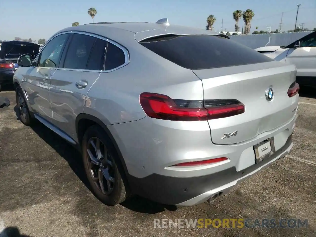 3 Photograph of a damaged car 5UX2V1C06M9G72546 BMW X4 2021