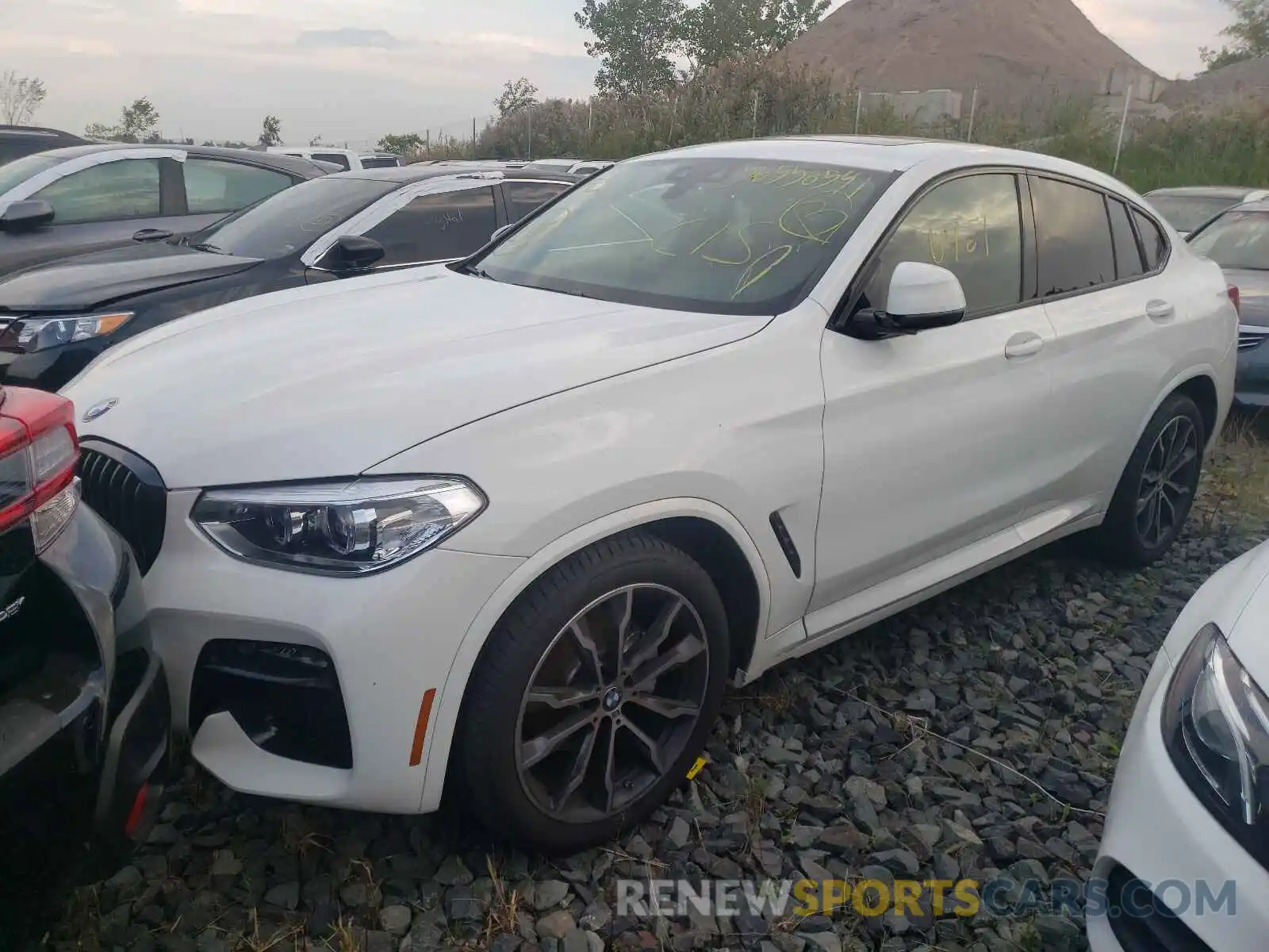 2 Photograph of a damaged car 5UX2V1C06M9G91114 BMW X4 2021