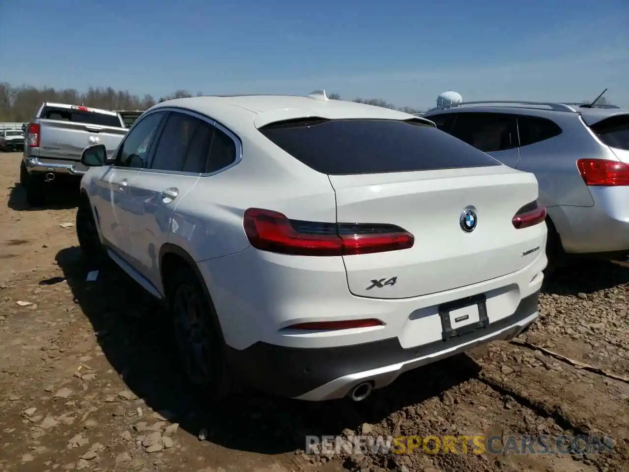 3 Photograph of a damaged car 5UX2V1C06M9G99519 BMW X4 2021