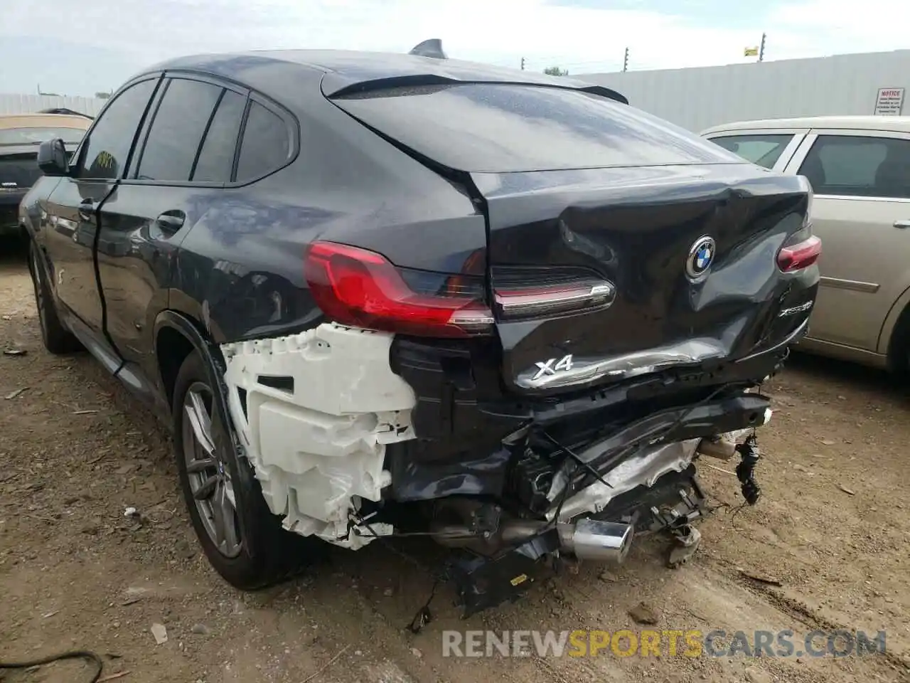 3 Photograph of a damaged car 5UX2V1C06M9H37802 BMW X4 2021