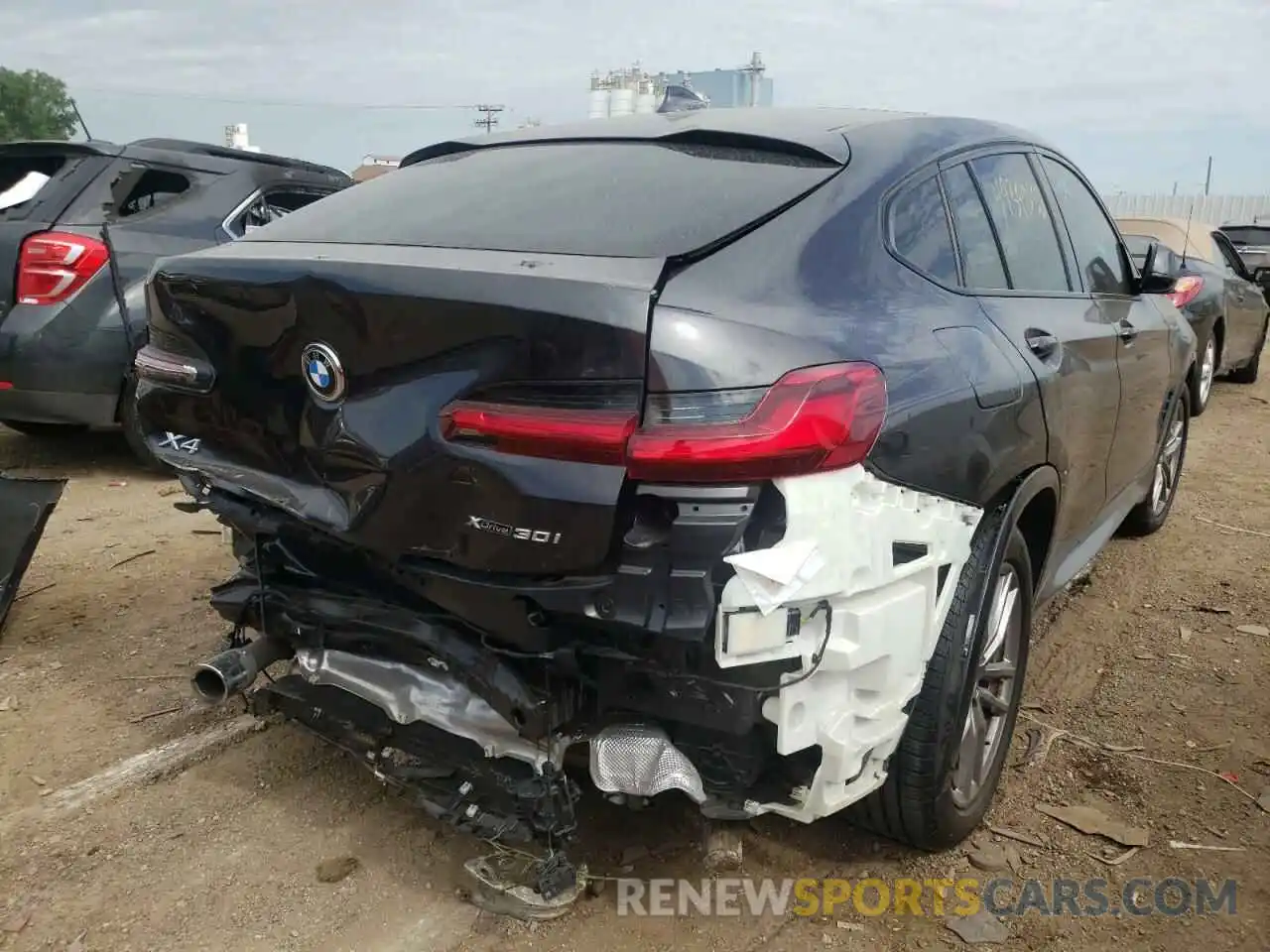 4 Photograph of a damaged car 5UX2V1C06M9H37802 BMW X4 2021