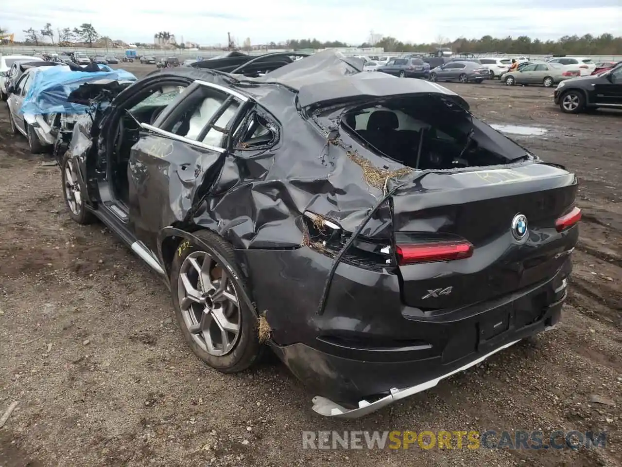 3 Photograph of a damaged car 5UX2V1C06M9H79788 BMW X4 2021