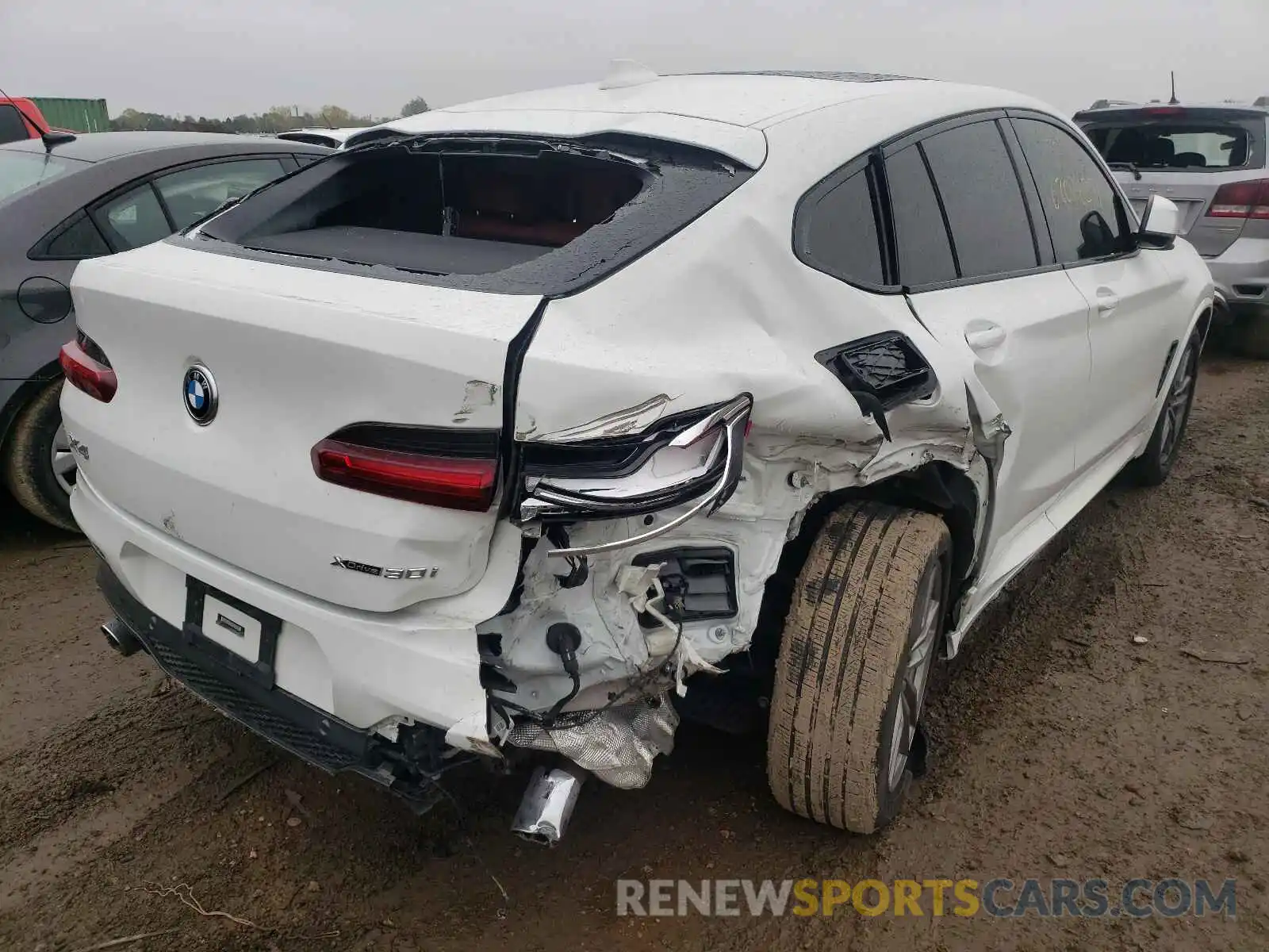 4 Photograph of a damaged car 5UX2V1C07M9E83081 BMW X4 2021