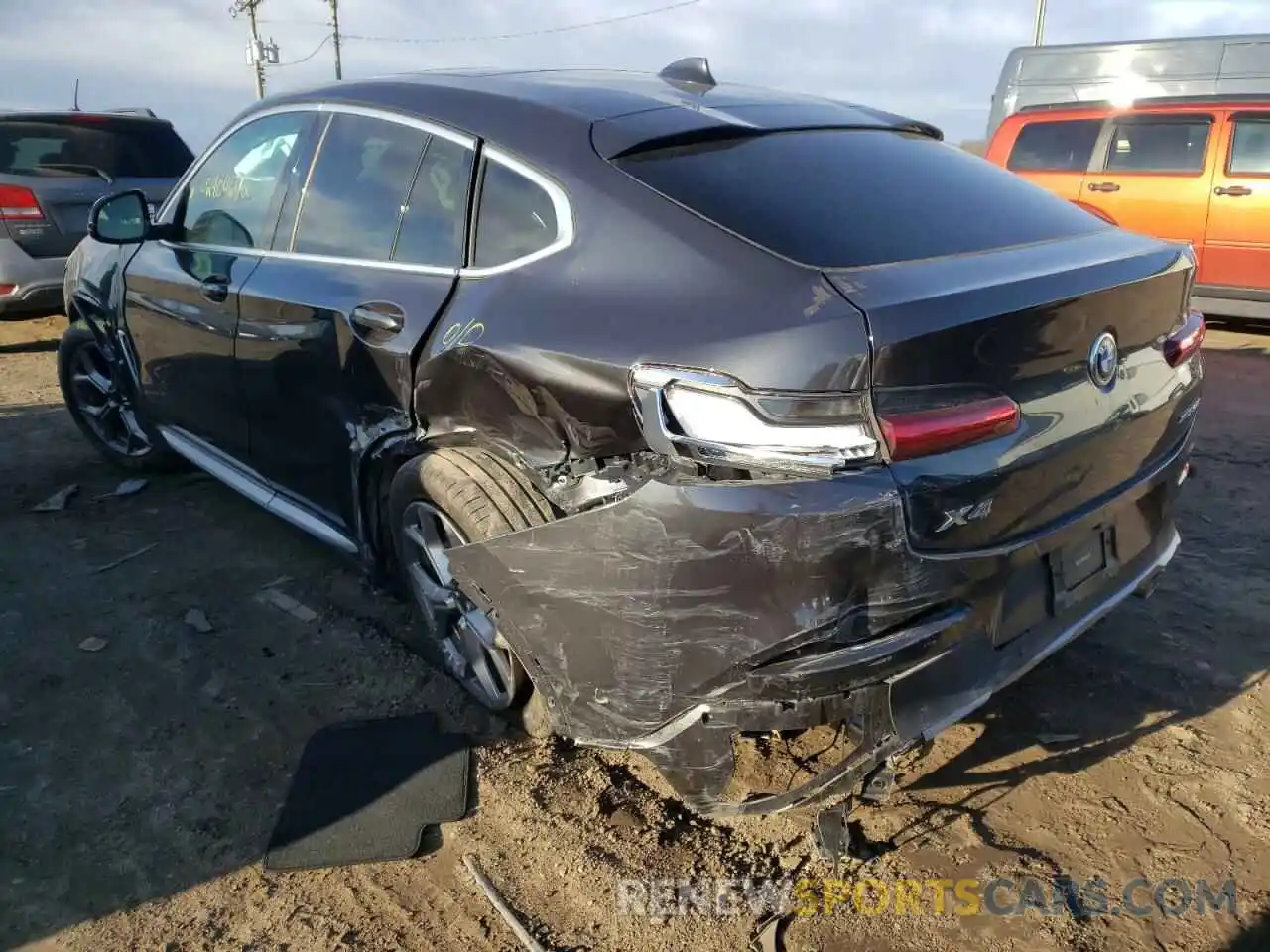 3 Photograph of a damaged car 5UX2V1C07M9G14848 BMW X4 2021