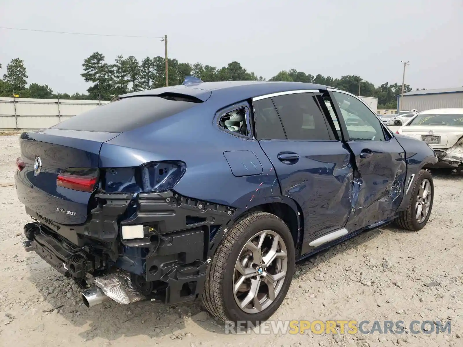 4 Photograph of a damaged car 5UX2V1C07M9G26160 BMW X4 2021