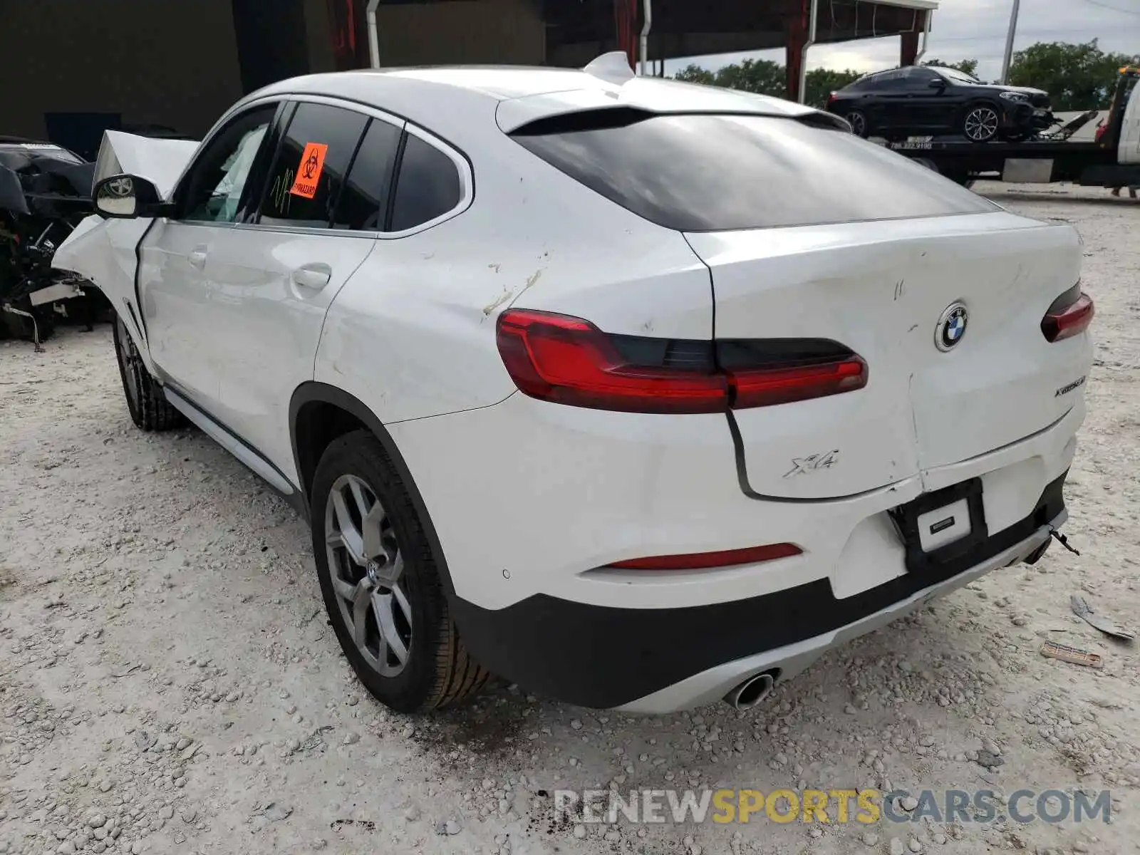 3 Photograph of a damaged car 5UX2V1C07M9G92112 BMW X4 2021