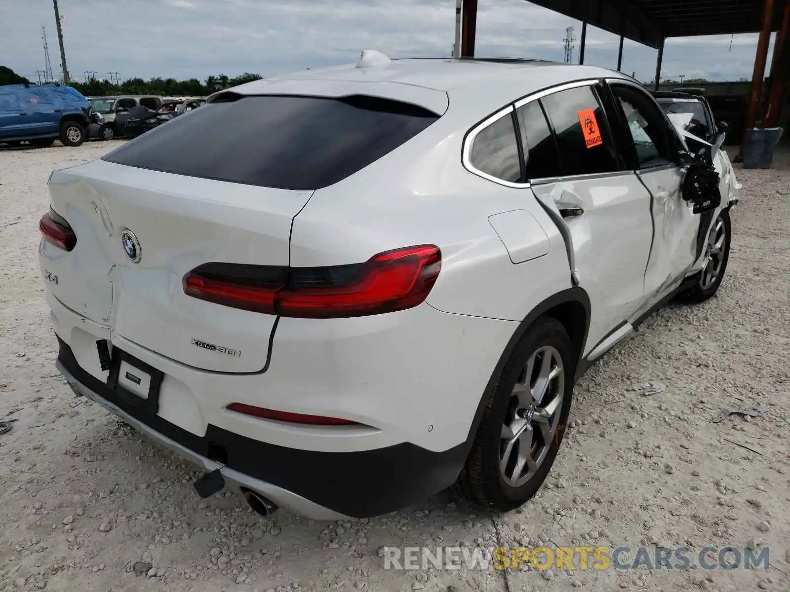 4 Photograph of a damaged car 5UX2V1C07M9G92112 BMW X4 2021