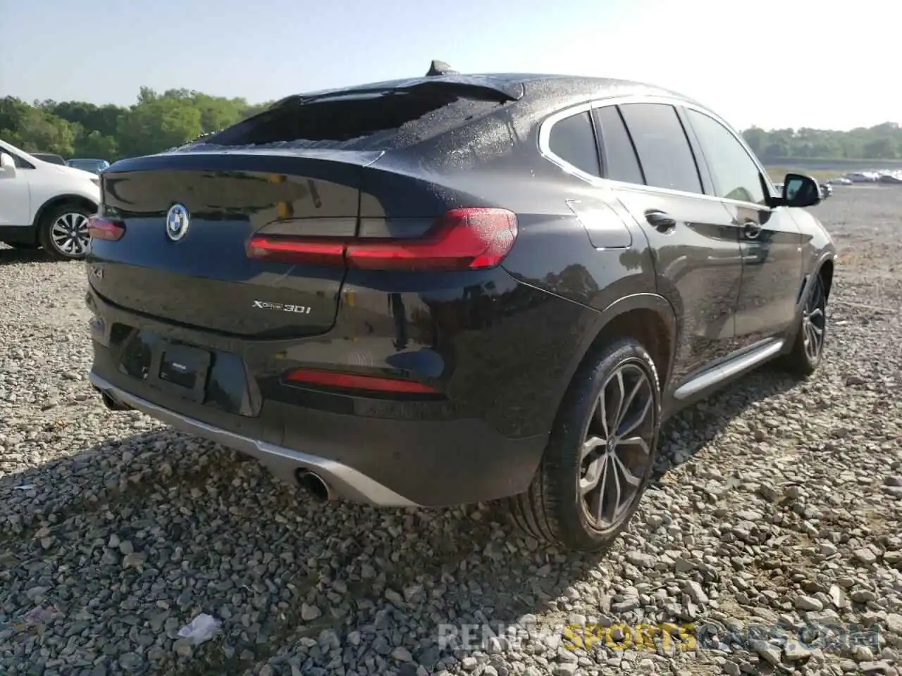 4 Photograph of a damaged car 5UX2V1C08M9D96693 BMW X4 2021