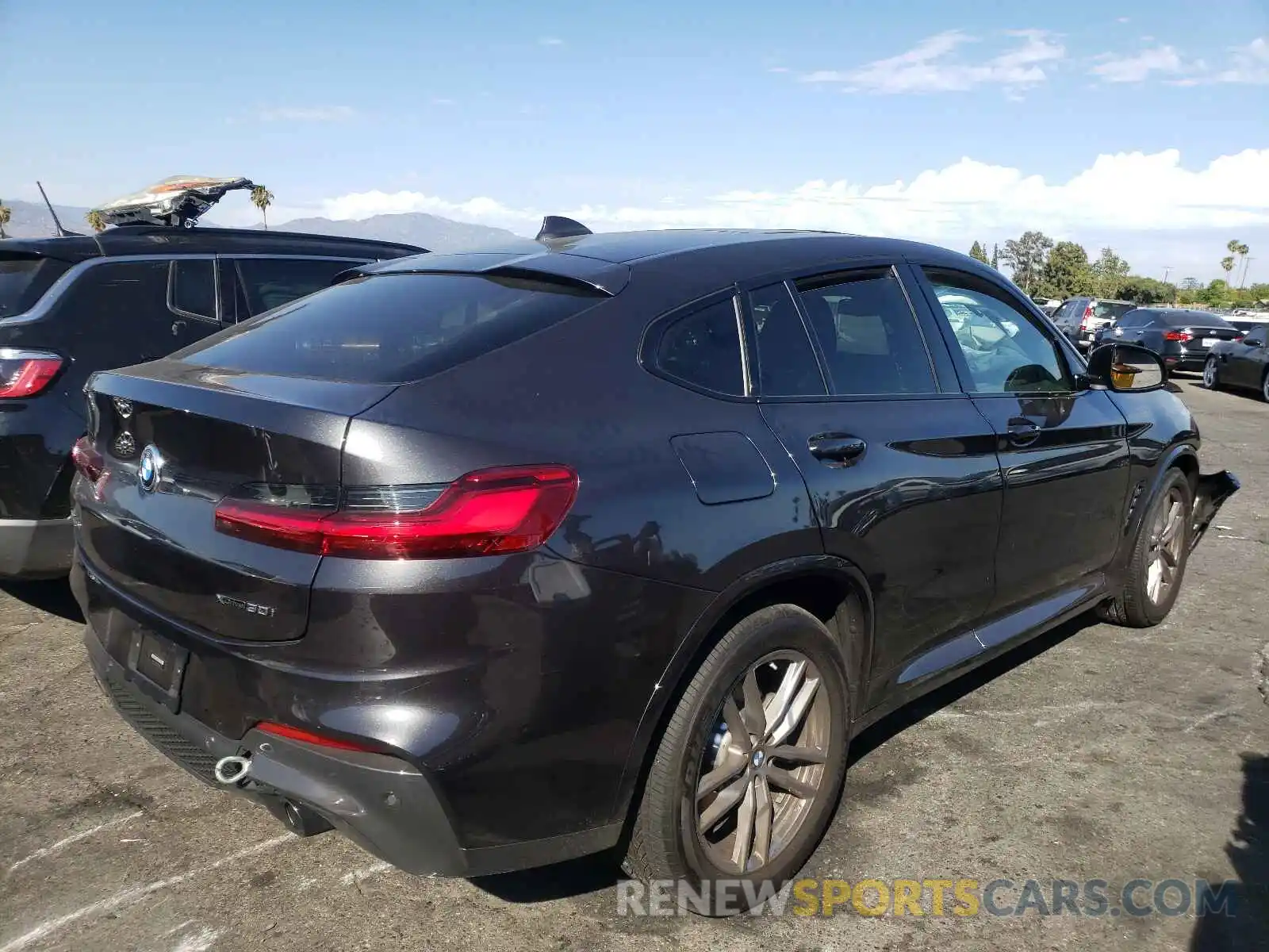 4 Photograph of a damaged car 5UX2V1C08M9E34021 BMW X4 2021