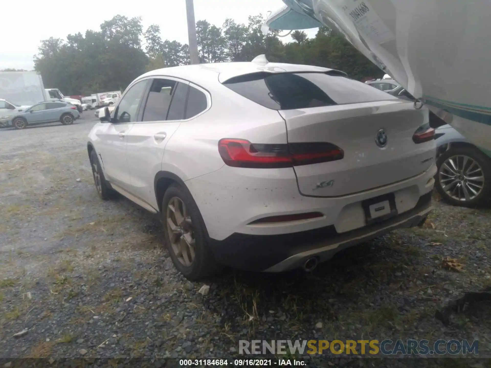 3 Photograph of a damaged car 5UX2V1C09M9G26144 BMW X4 2021