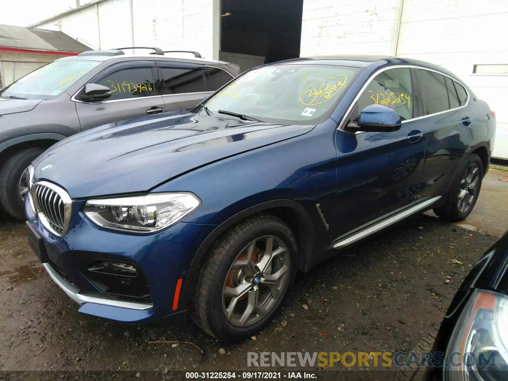 2 Photograph of a damaged car 5UX2V1C09M9G83881 BMW X4 2021