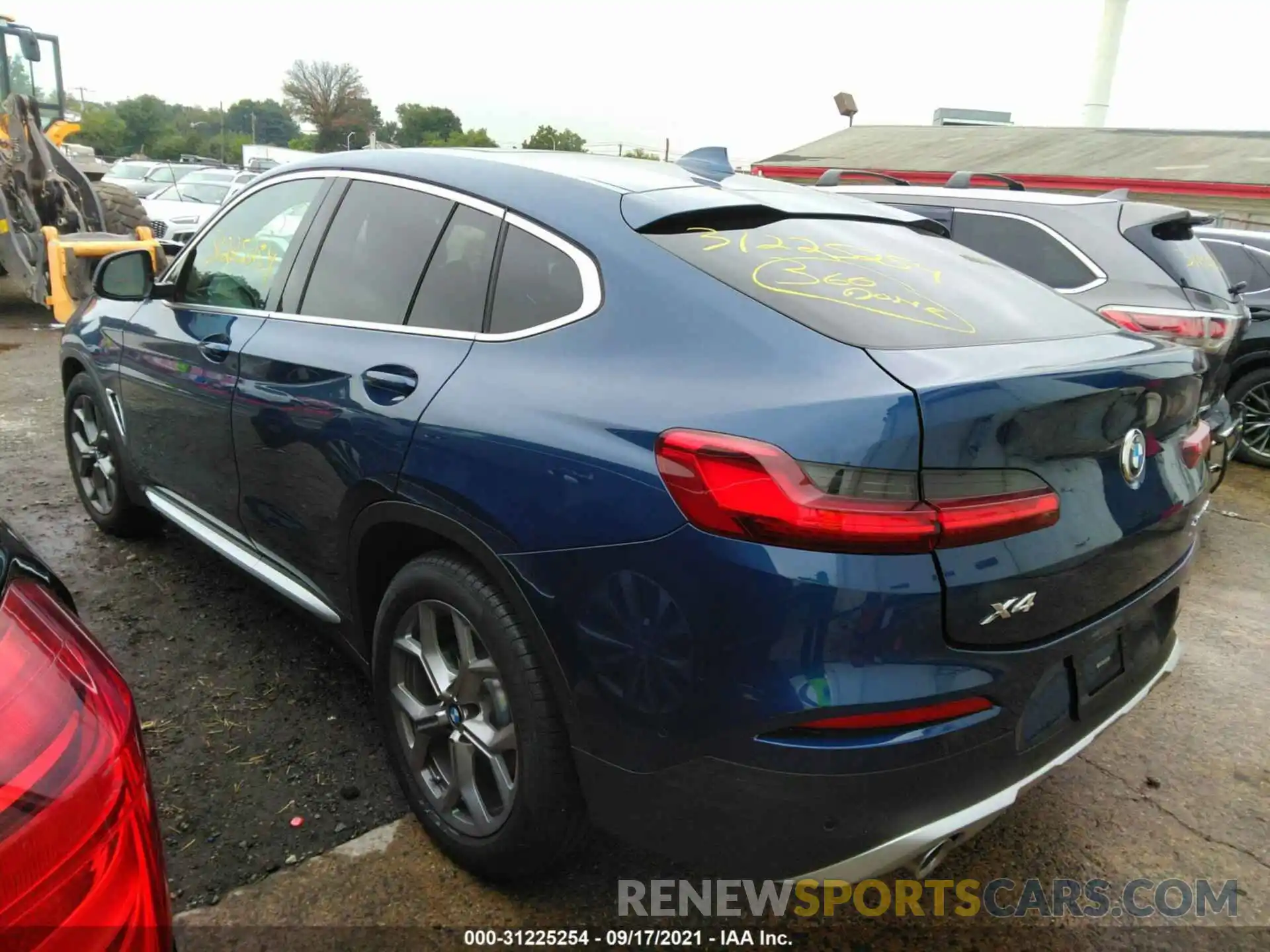 3 Photograph of a damaged car 5UX2V1C09M9G83881 BMW X4 2021