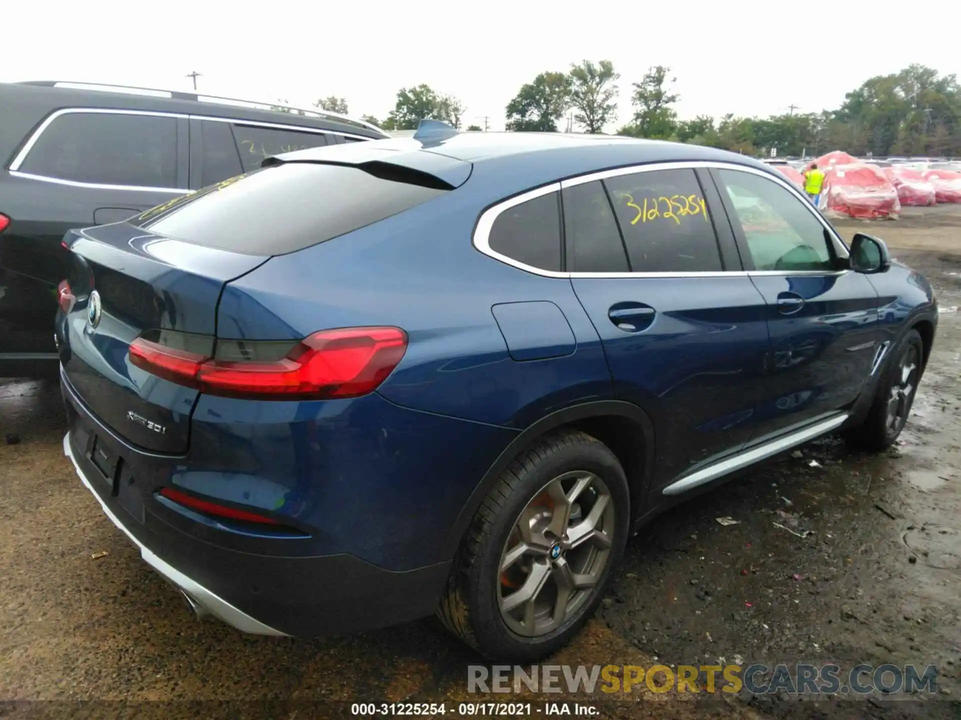 4 Photograph of a damaged car 5UX2V1C09M9G83881 BMW X4 2021