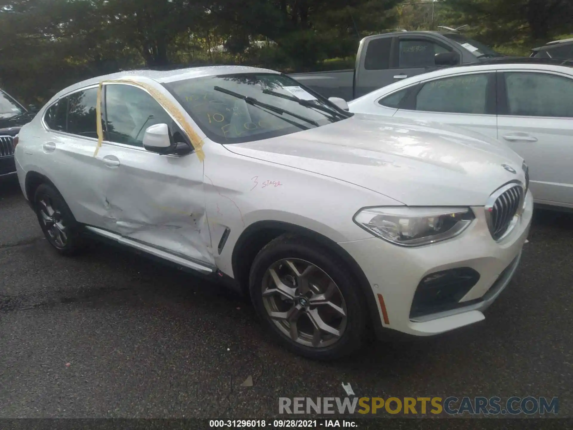 1 Photograph of a damaged car 5UX2V1C09M9H28110 BMW X4 2021