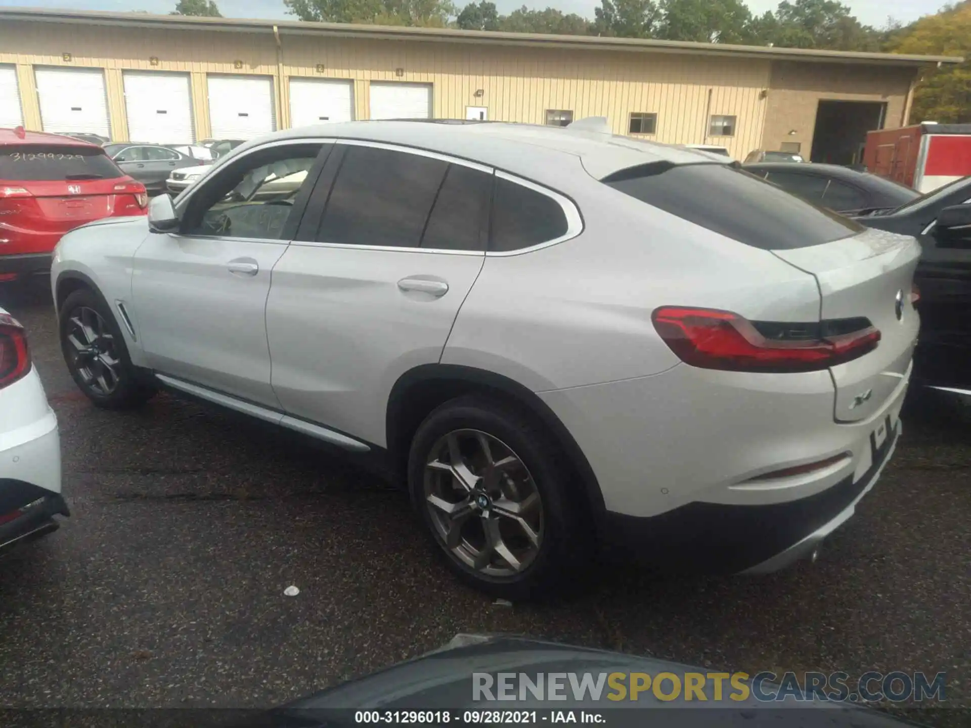 3 Photograph of a damaged car 5UX2V1C09M9H28110 BMW X4 2021