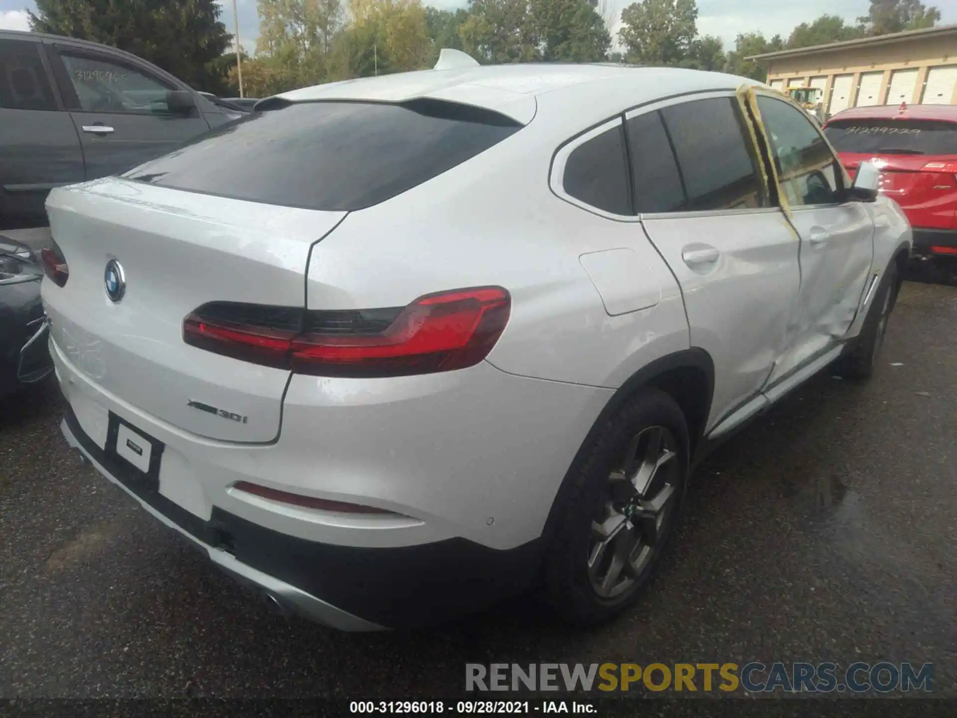 4 Photograph of a damaged car 5UX2V1C09M9H28110 BMW X4 2021