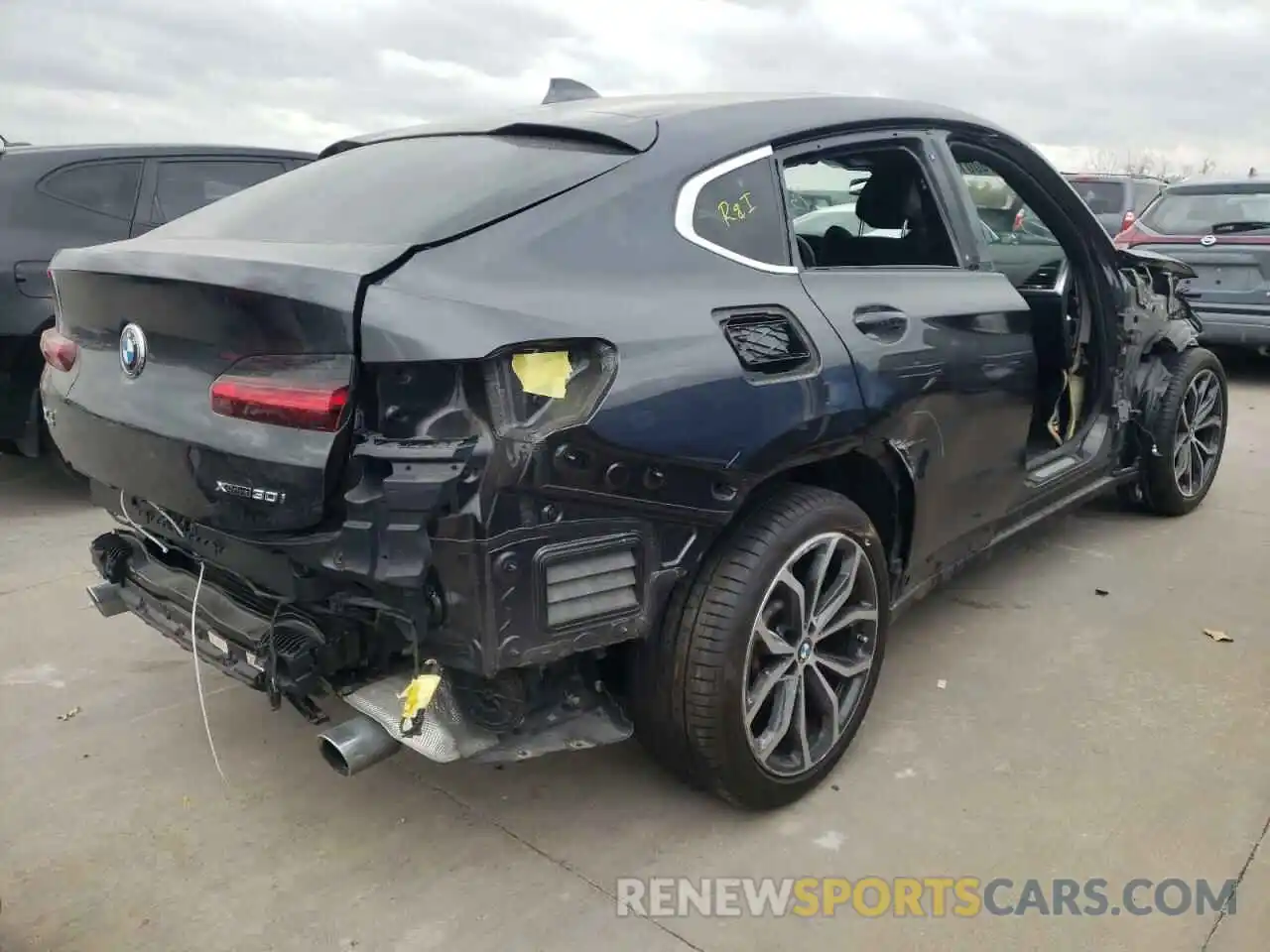 4 Photograph of a damaged car 5UX2V1C0XM9E00209 BMW X4 2021