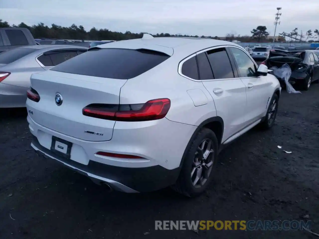 4 Photograph of a damaged car 5UX2V1C0XM9E07516 BMW X4 2021