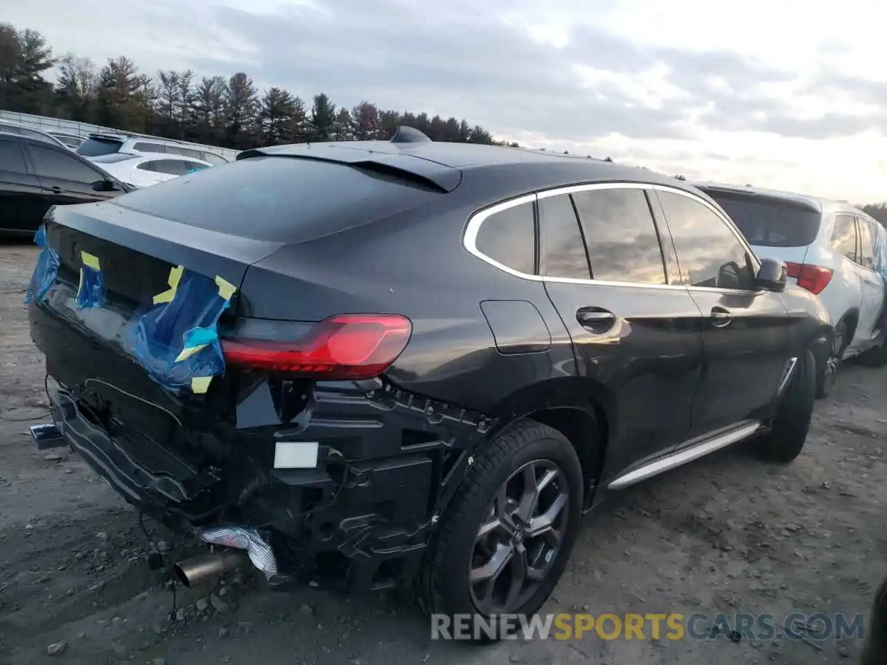 4 Photograph of a damaged car 5UX2V1C0XM9G10499 BMW X4 2021