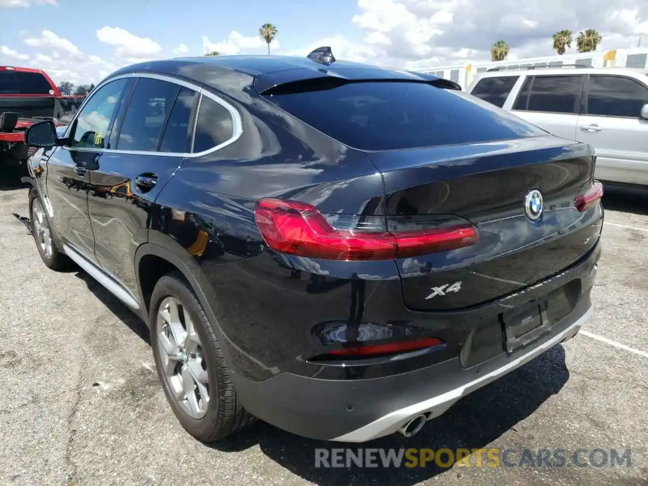 3 Photograph of a damaged car 5UX2V1C0XM9G13449 BMW X4 2021