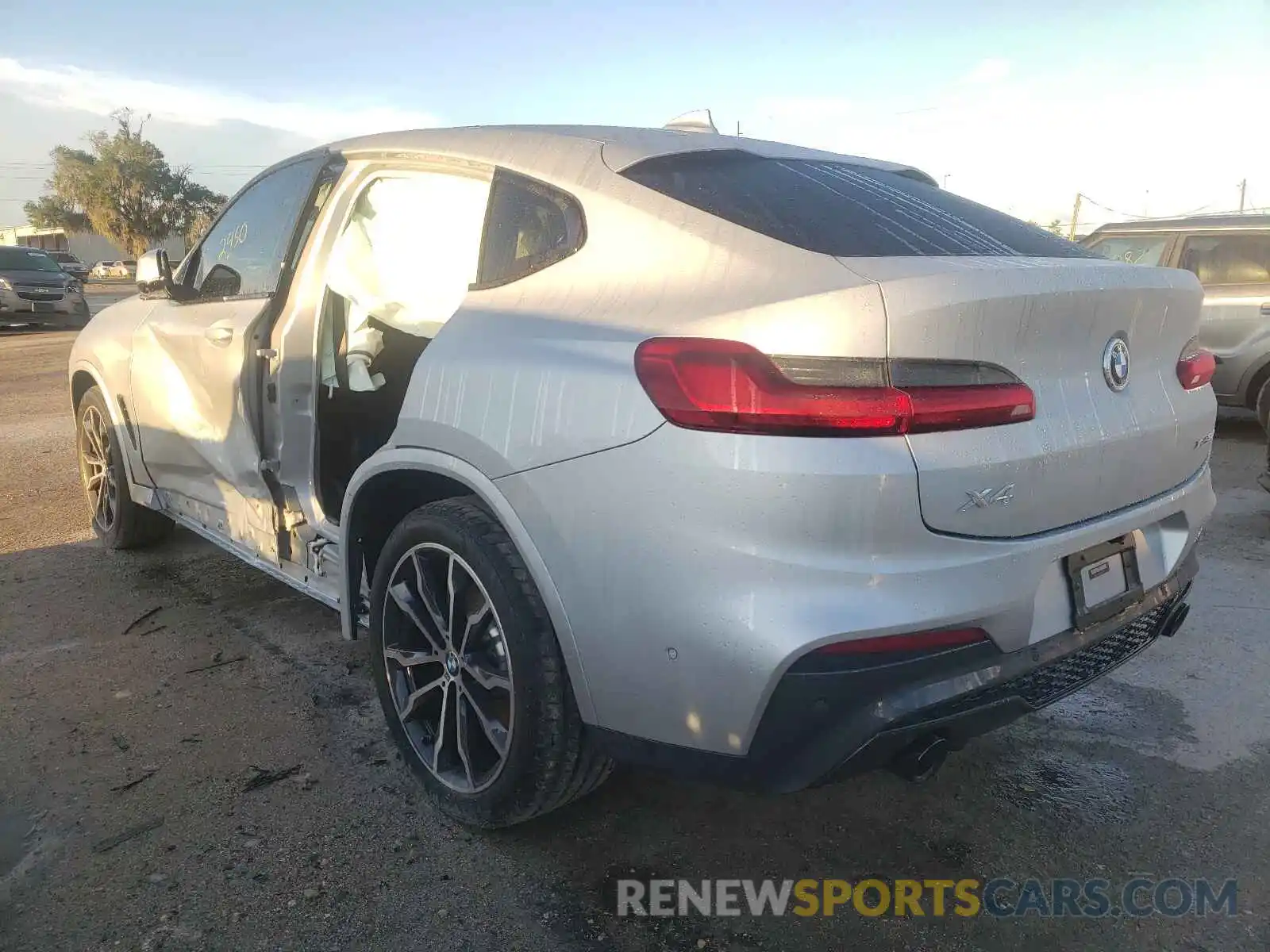 3 Photograph of a damaged car 5UX2V1C0XM9G54129 BMW X4 2021