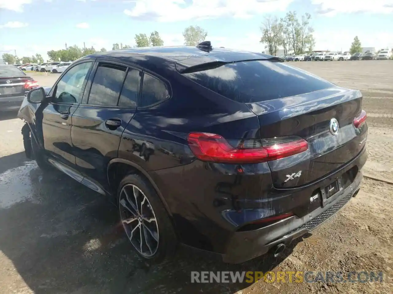 3 Photograph of a damaged car 5UX2V1C0XM9H15222 BMW X4 2021