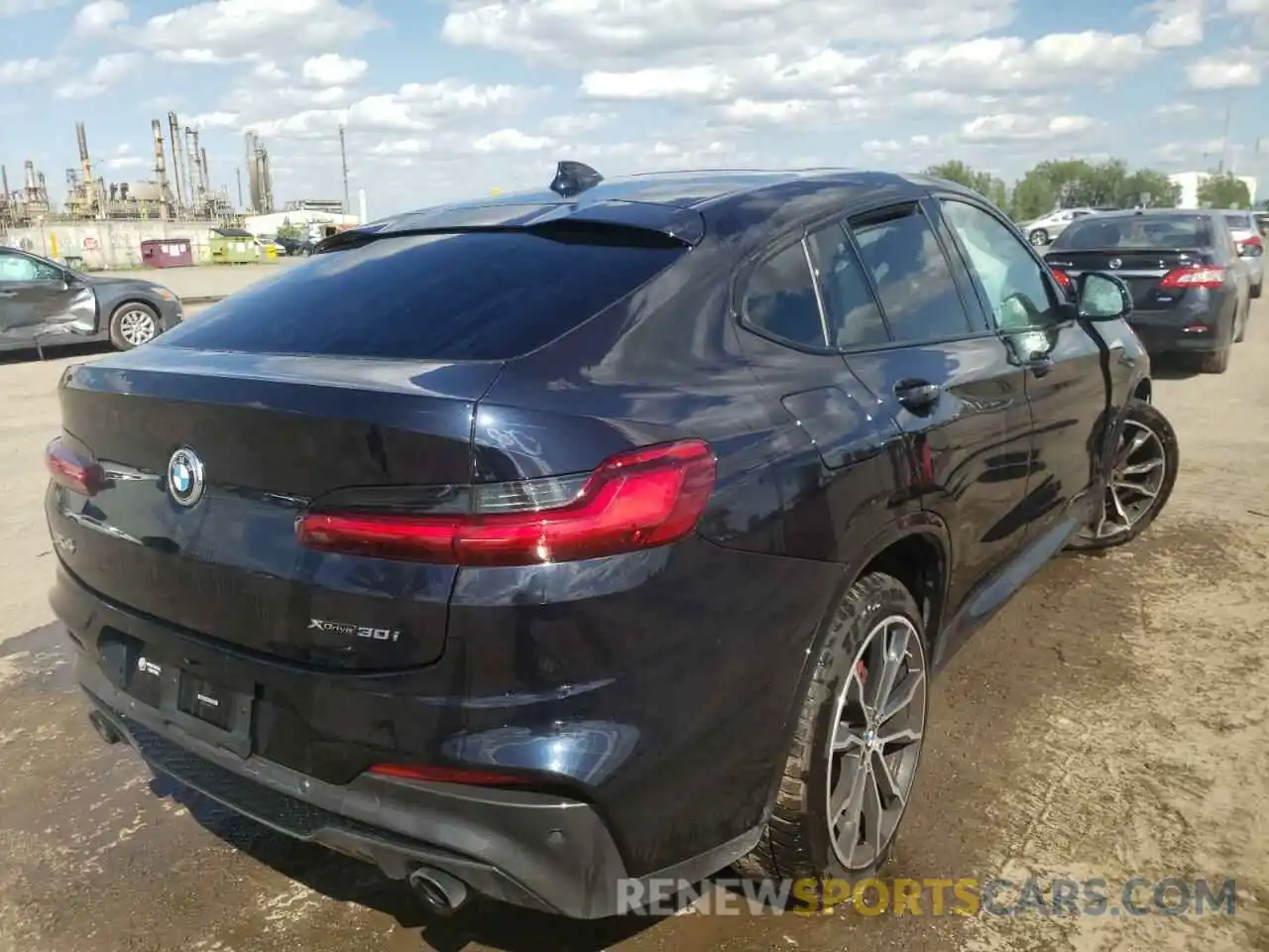 4 Photograph of a damaged car 5UX2V1C0XM9H15222 BMW X4 2021