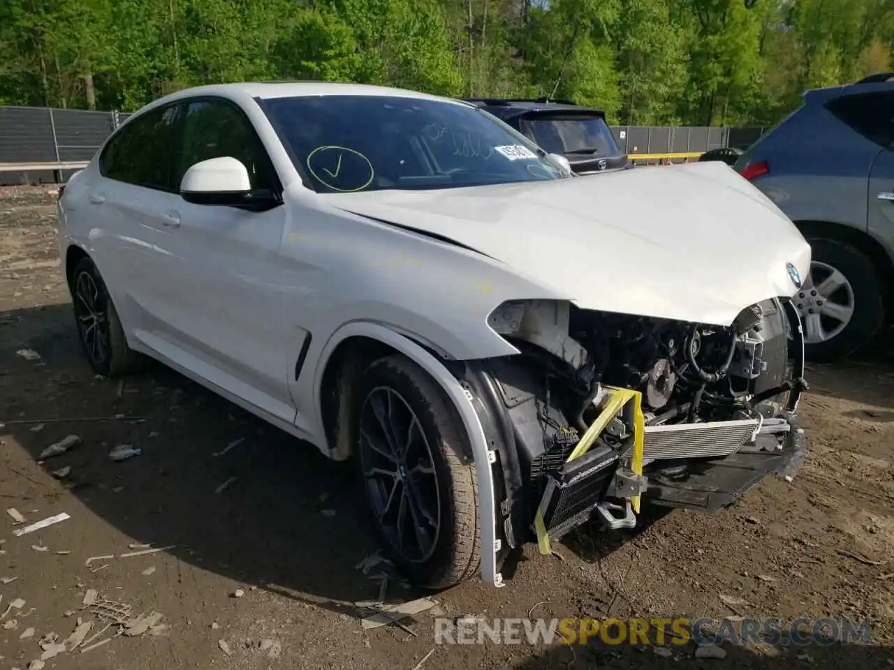 1 Photograph of a damaged car 5UX2V5C01M9E47698 BMW X4 2021