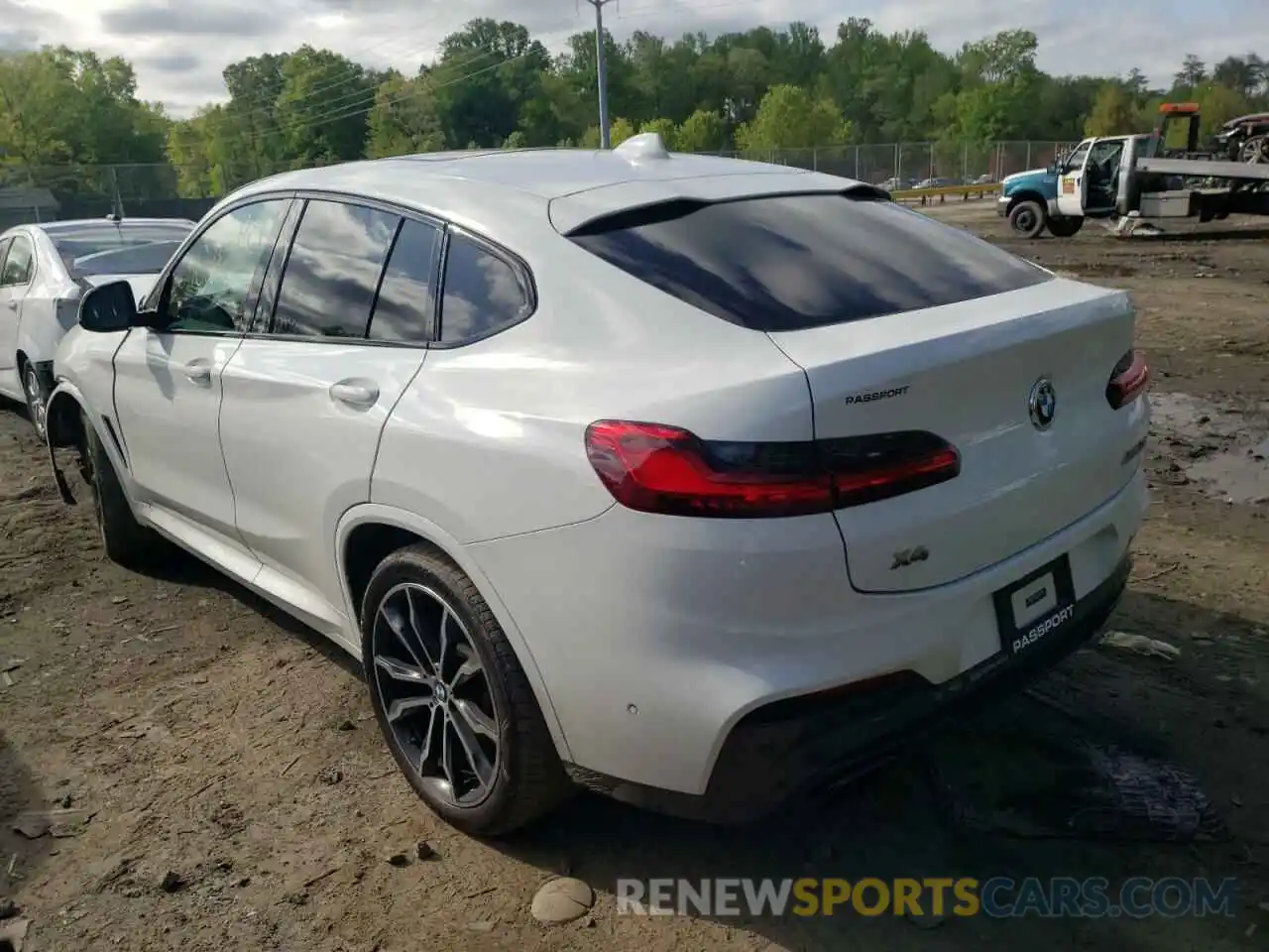 3 Photograph of a damaged car 5UX2V5C01M9E47698 BMW X4 2021