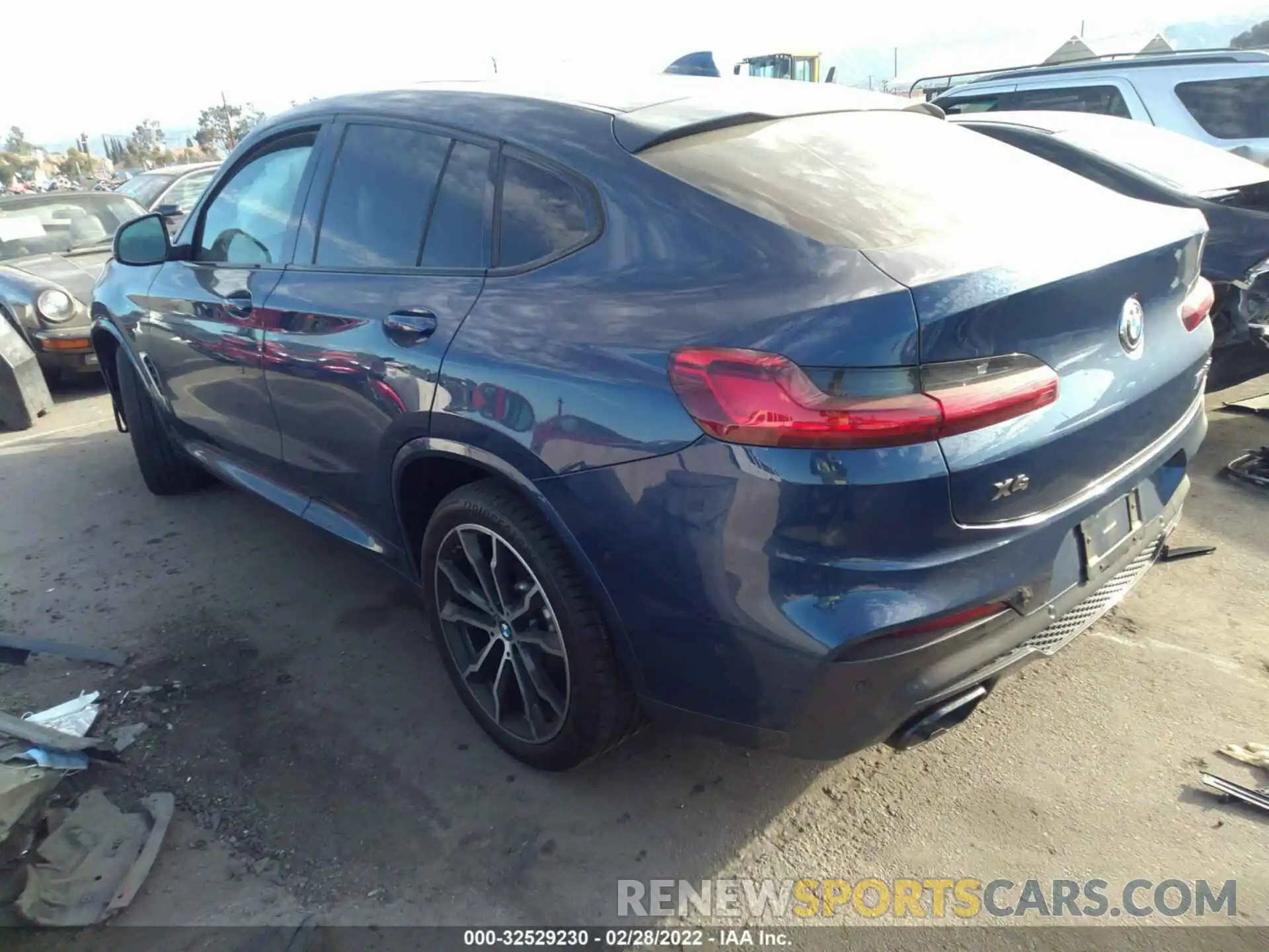 3 Photograph of a damaged car 5UX2V5C01M9E77610 BMW X4 2021