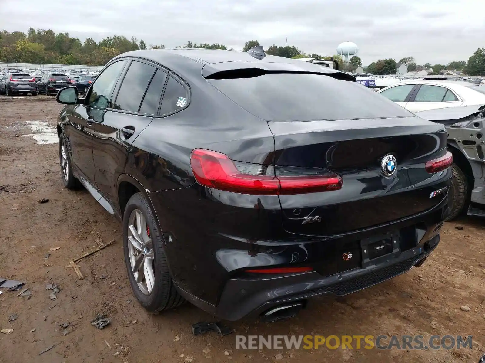 3 Photograph of a damaged car 5UX2V5C02M9G30947 BMW X4 2021