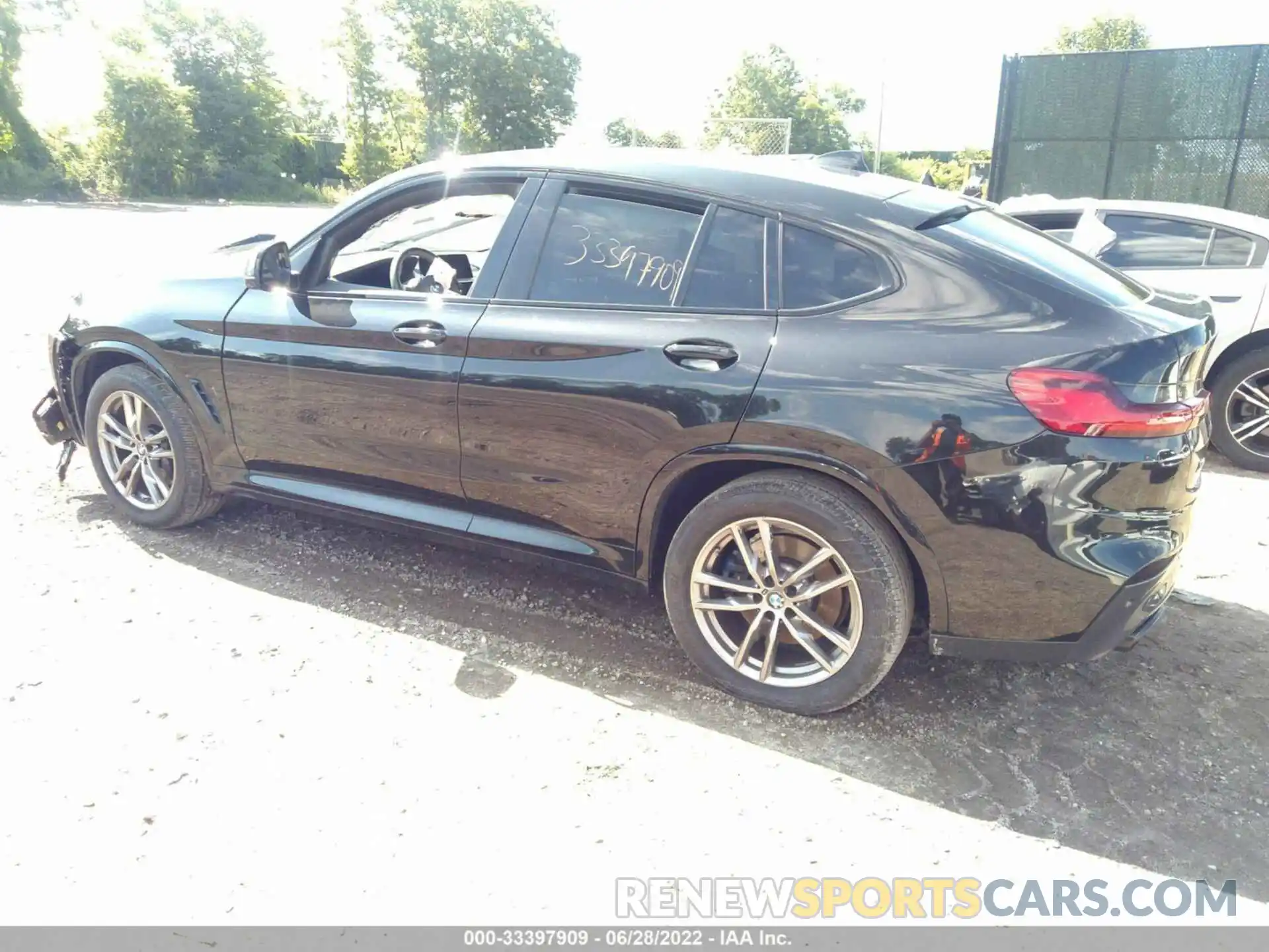 3 Photograph of a damaged car 5UX2V5C06M9D96649 BMW X4 2021