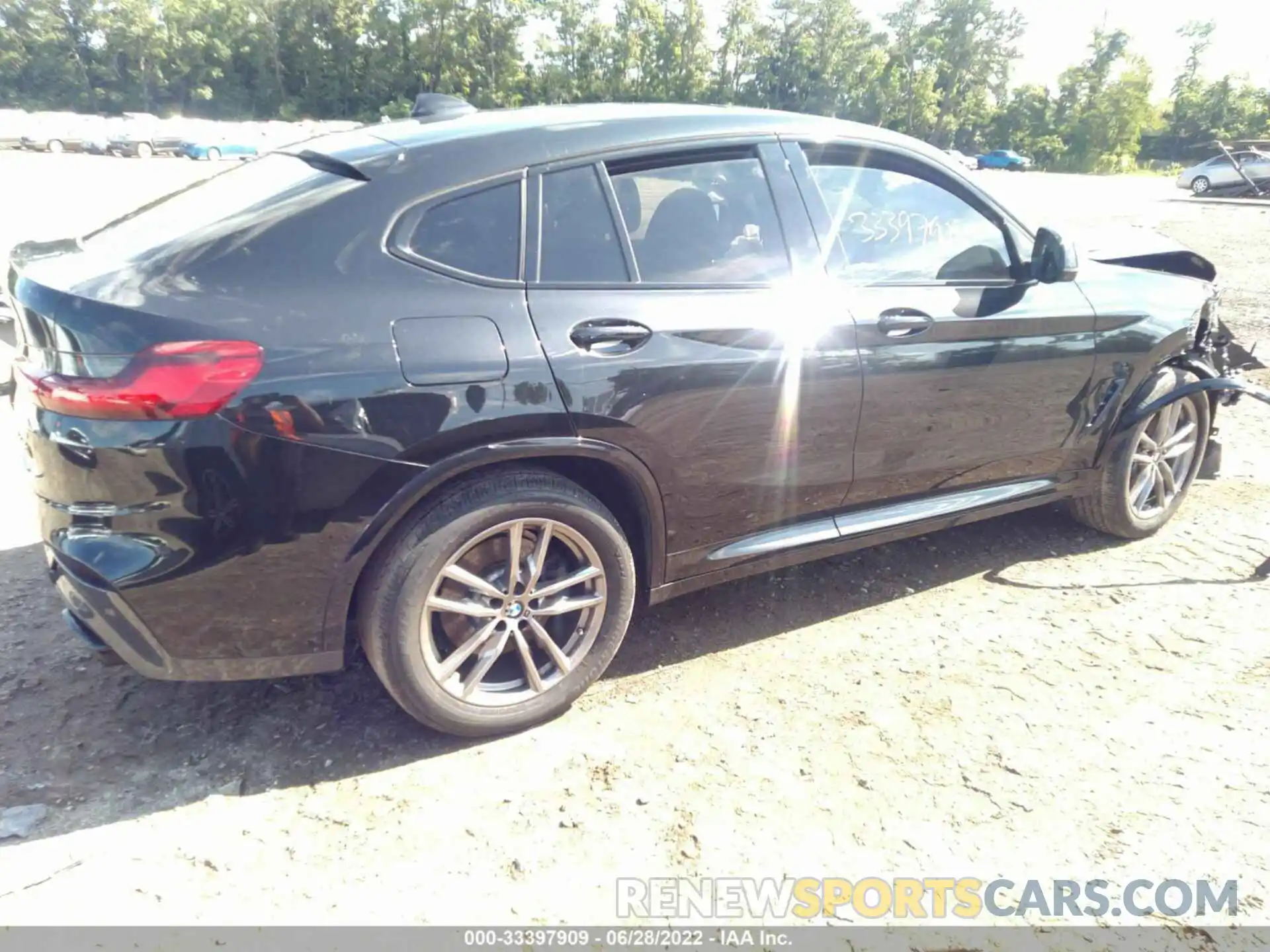 4 Photograph of a damaged car 5UX2V5C06M9D96649 BMW X4 2021