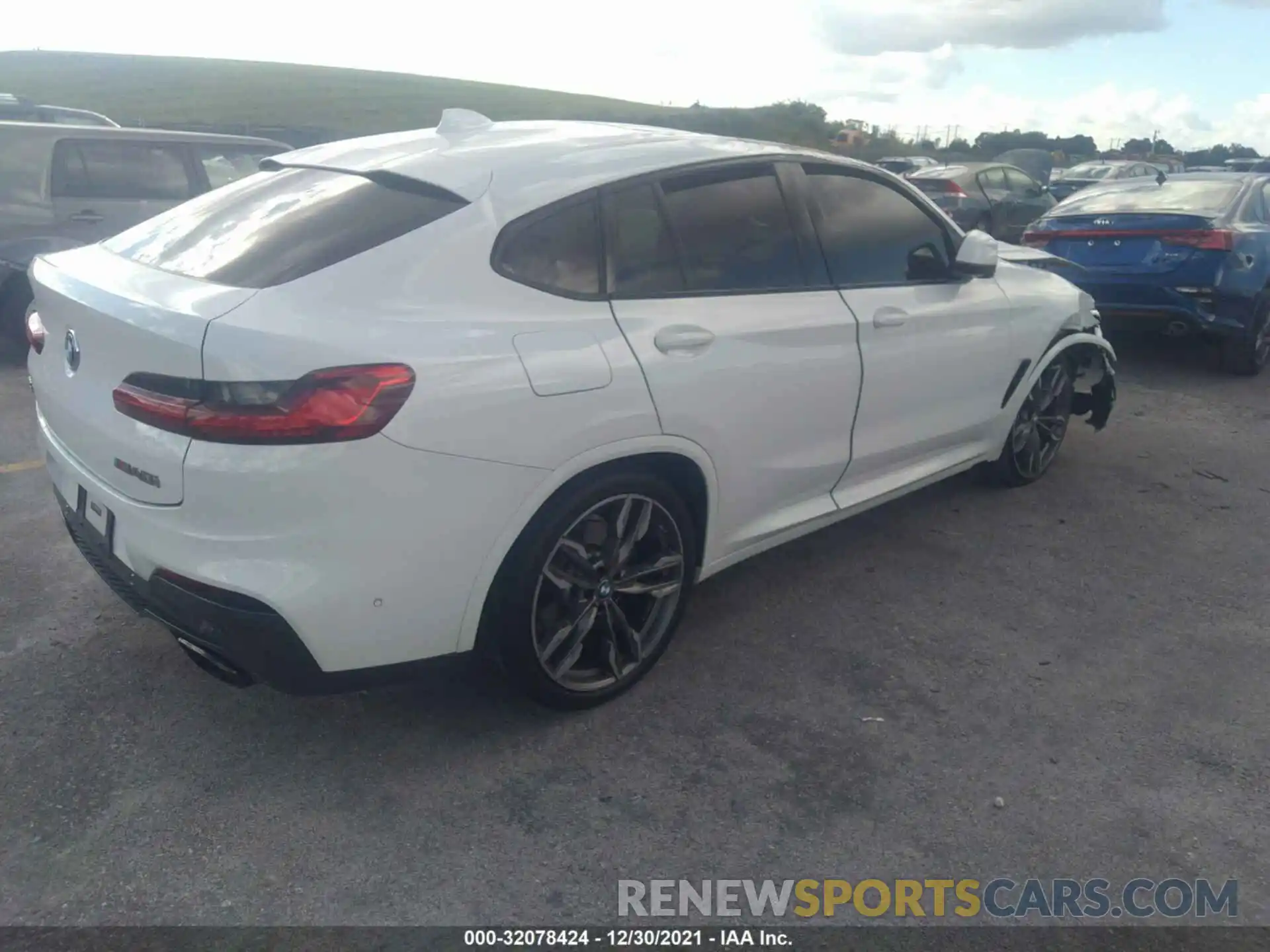 4 Photograph of a damaged car 5UX2V5C06M9H61590 BMW X4 2021