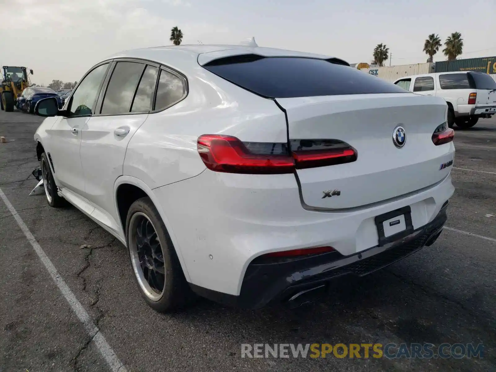 3 Photograph of a damaged car 5UX2V5C09M9E45780 BMW X4 2021