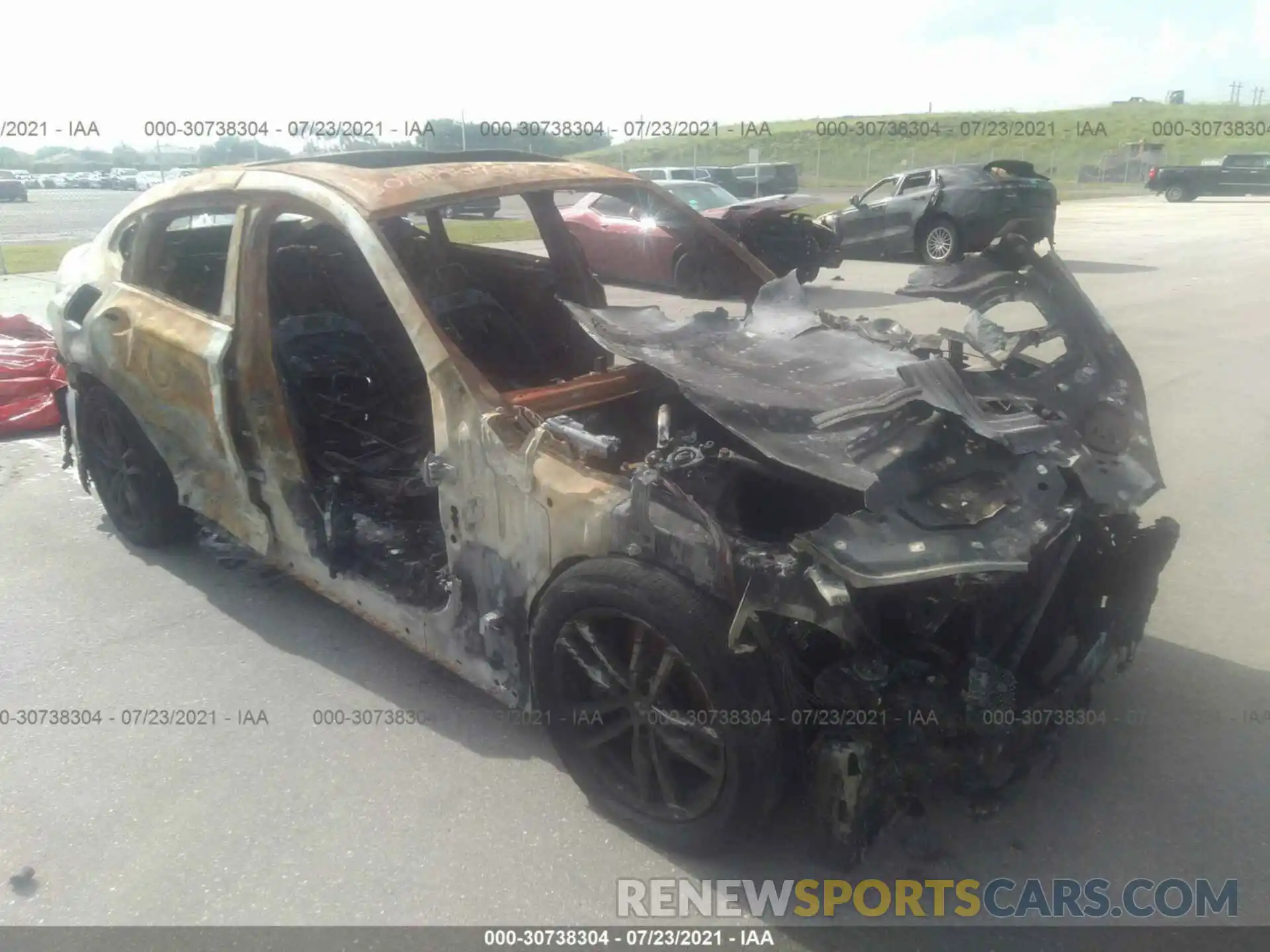 1 Photograph of a damaged car 5UX2V5C09M9F07050 BMW X4 2021