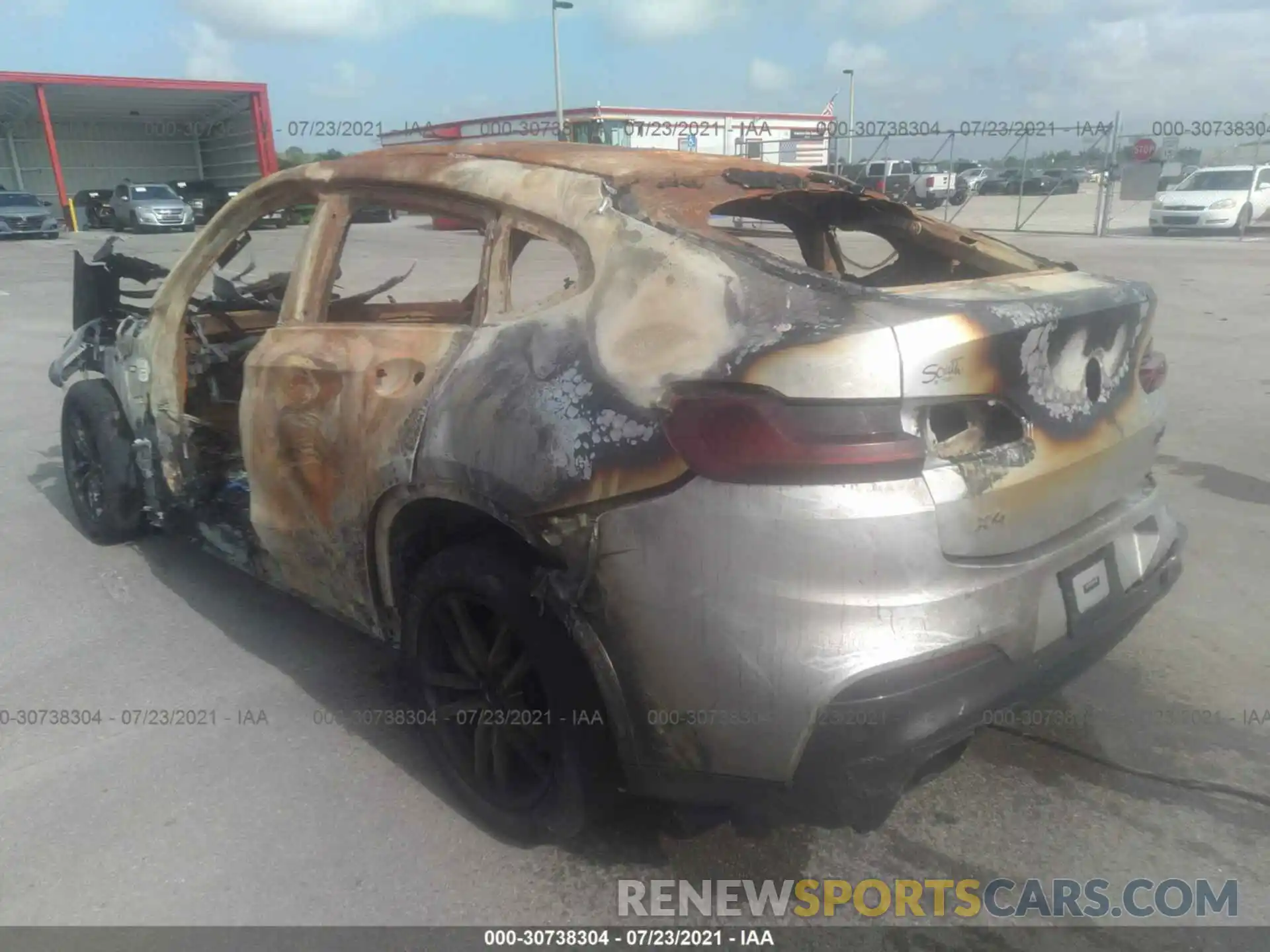 3 Photograph of a damaged car 5UX2V5C09M9F07050 BMW X4 2021