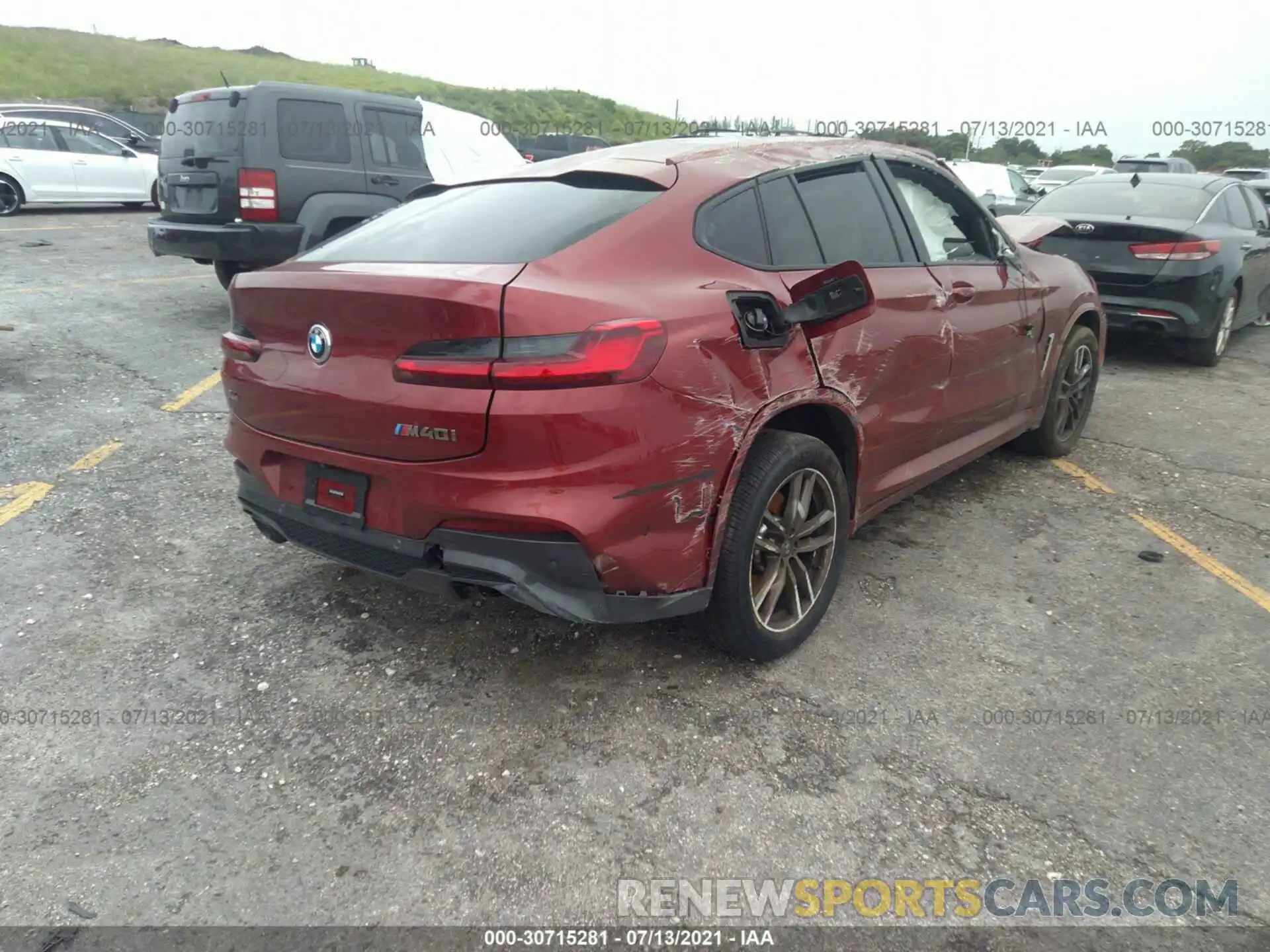 4 Photograph of a damaged car 5UX2V5C0XM9E58733 BMW X4 2021