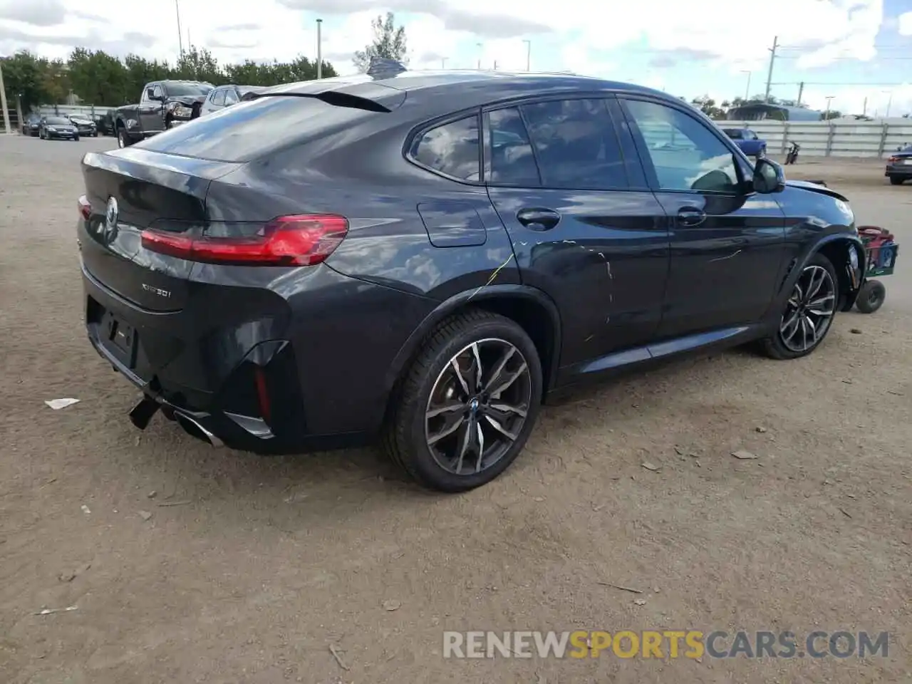 4 Photograph of a damaged car 5UX33DT00N9K32798 BMW X4 2022