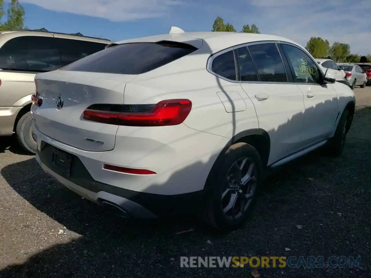 4 Photograph of a damaged car 5UX33DT00N9L33470 BMW X4 2022